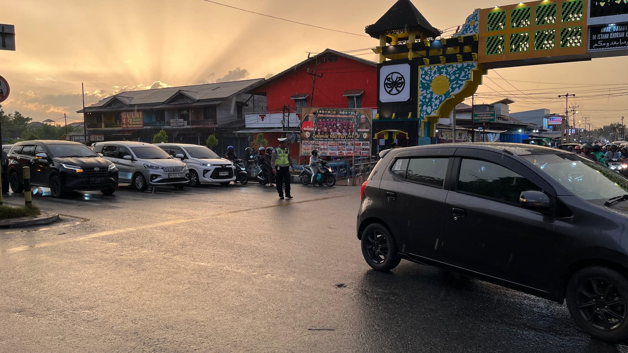 Unit Lantas Polsek Pontianak Timur Urai Kemacetan di Sore Hari