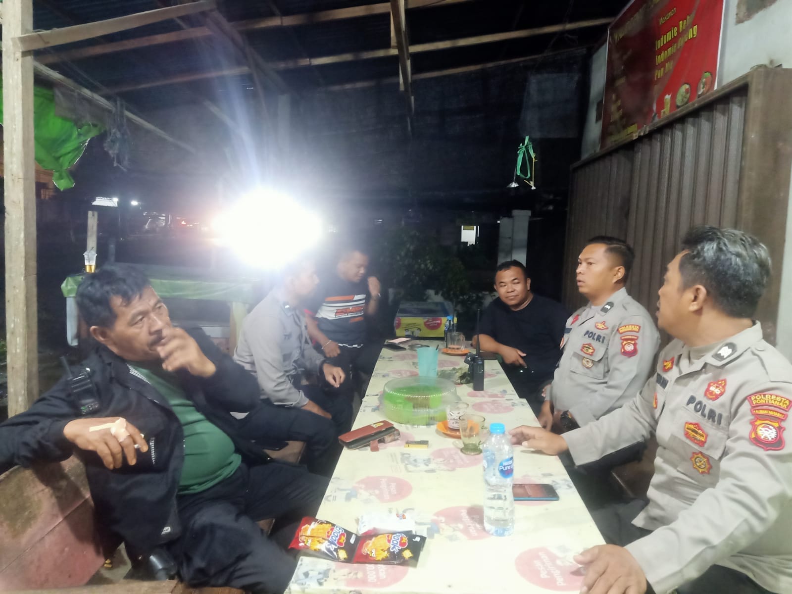 Patroli Malam Polsek Pontianak Barat Diisi Imbauan Kamtibmas kepada Warga