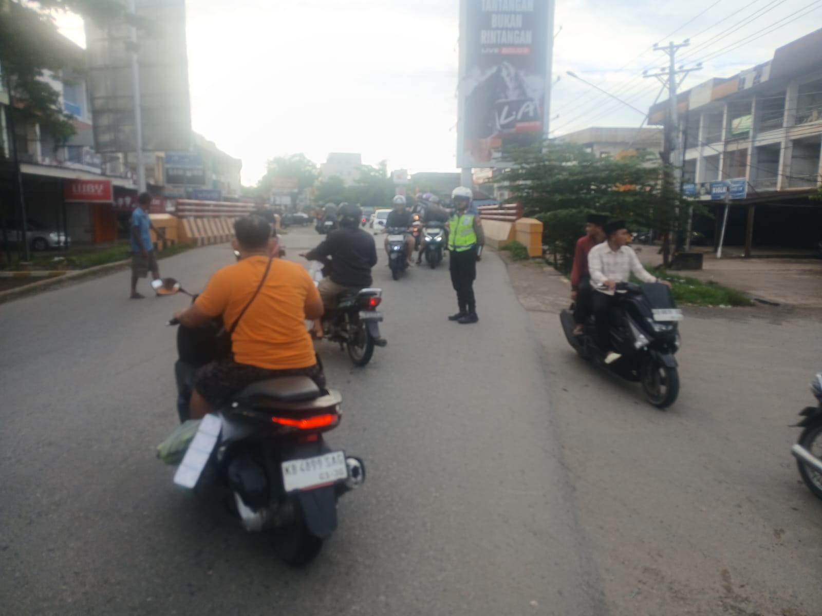 Personel Polsek Pontianak Utara Tetap Atur Lalu Lintas Meski Situasi Sudah Normal