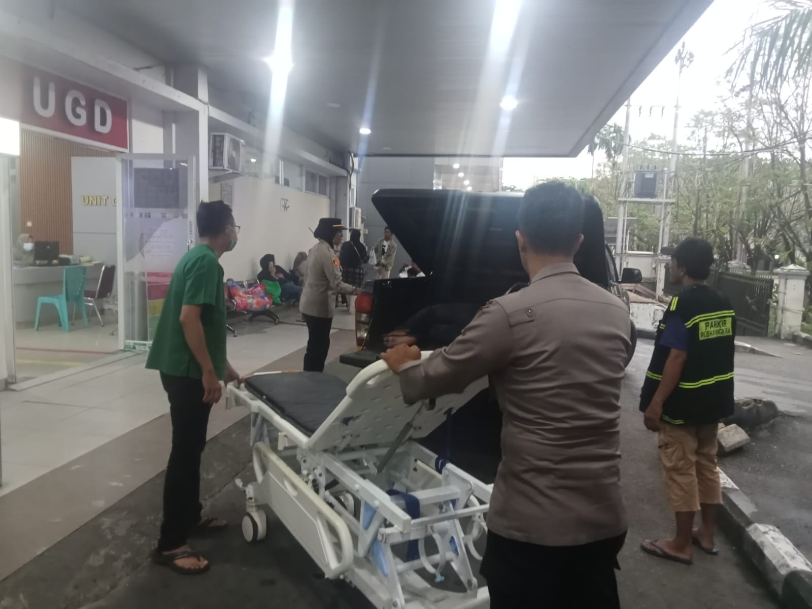 Polisi Bantu Pengemudi Ojol Korban Kecelakaan Tunggal di Pontianak Selatan