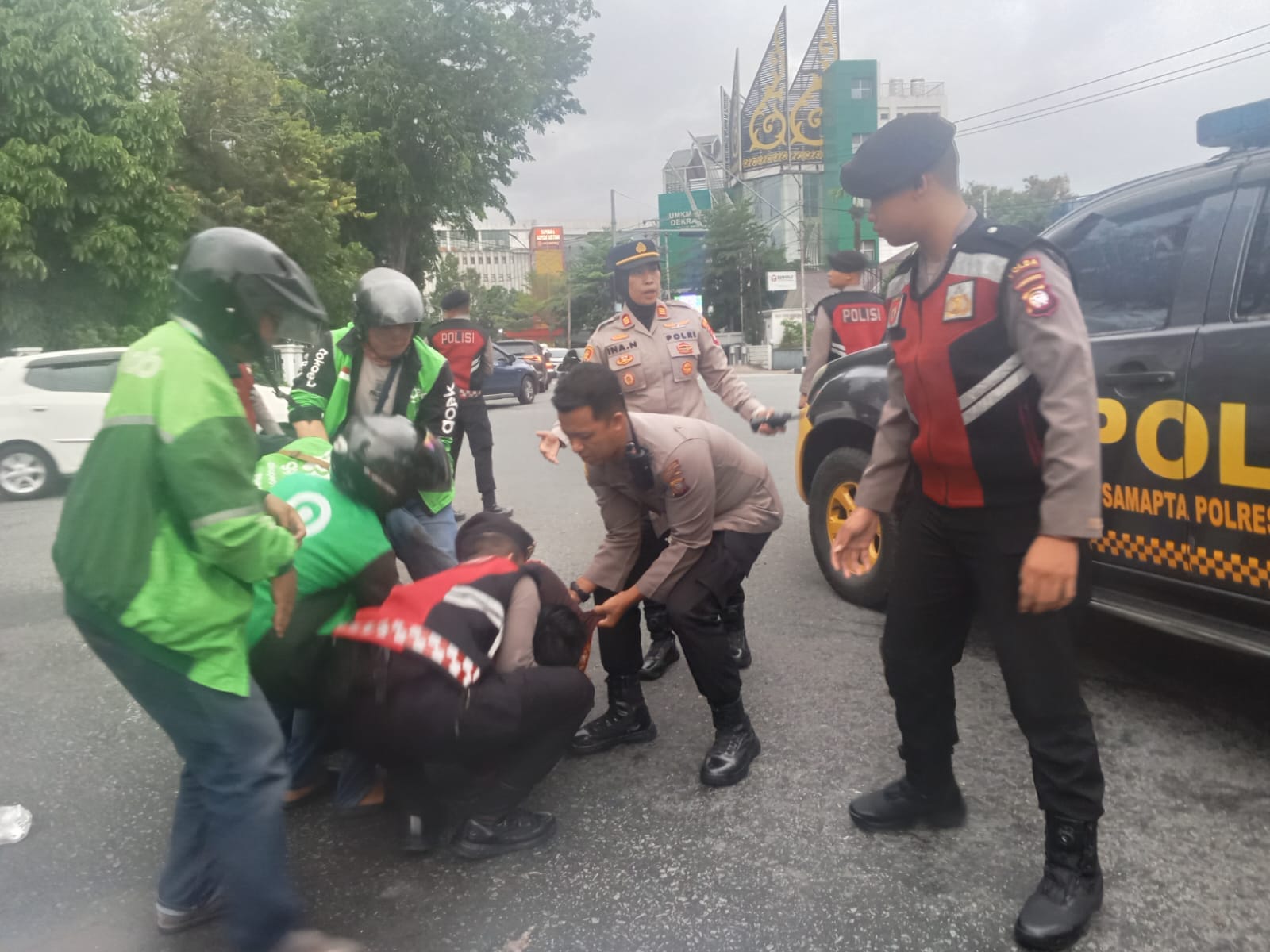 Polsek Pontianak Selatan Tunjukkan Kepedulian kepada Ojol Korban Laka Tunggal