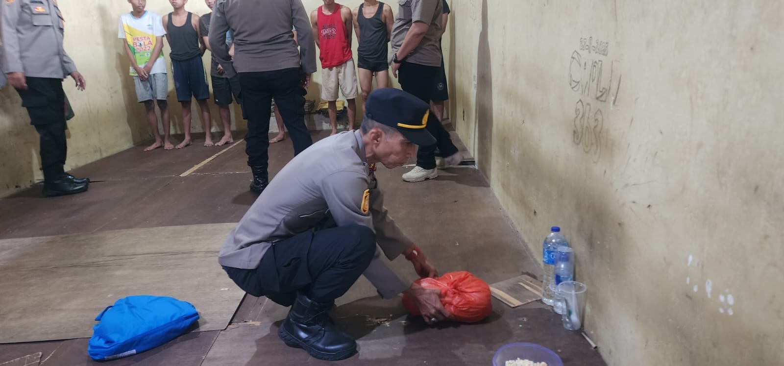 Wakapolsek Pontianak Barat Pimpin Razia Tahanan untuk Cegah Barang Terlarang