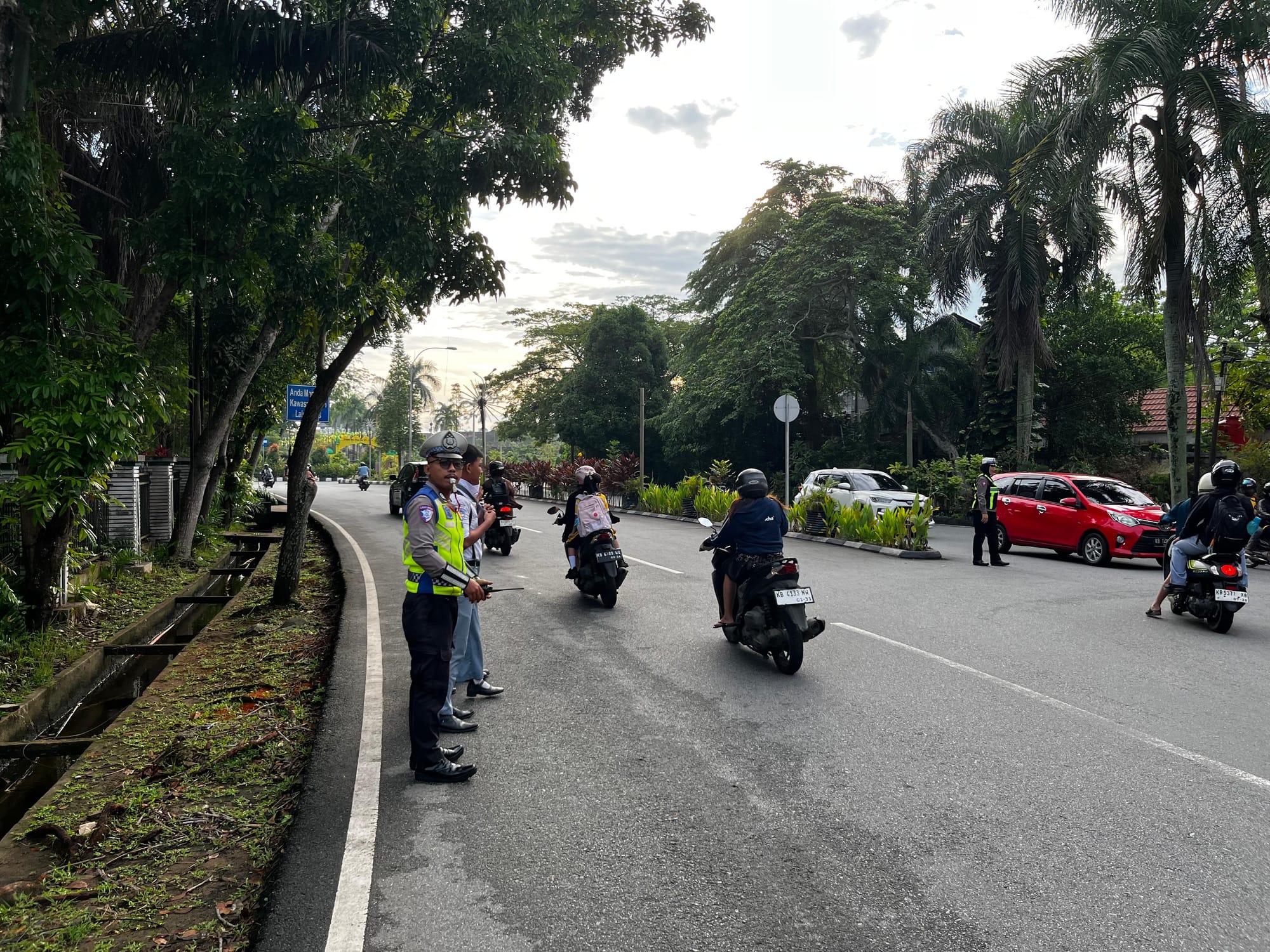 Polsek Pontianak Selatan Turun ke Jalan Atur Arus Lalin