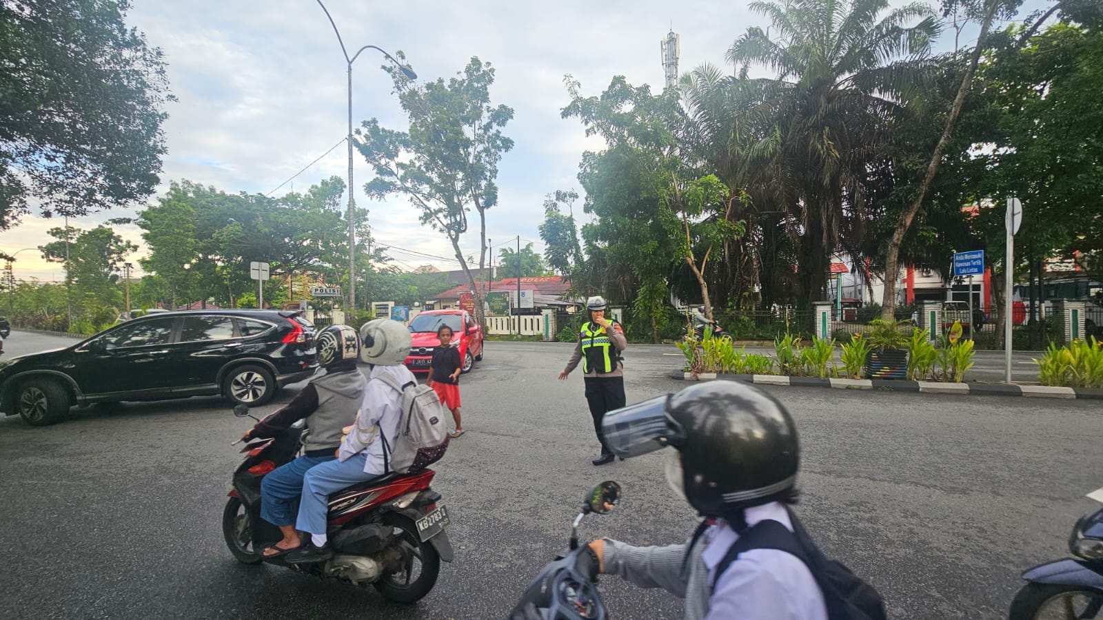 Personel Polsek Pontianak Selatan Atur Arus Lalin untuk Cegah Kemacetan