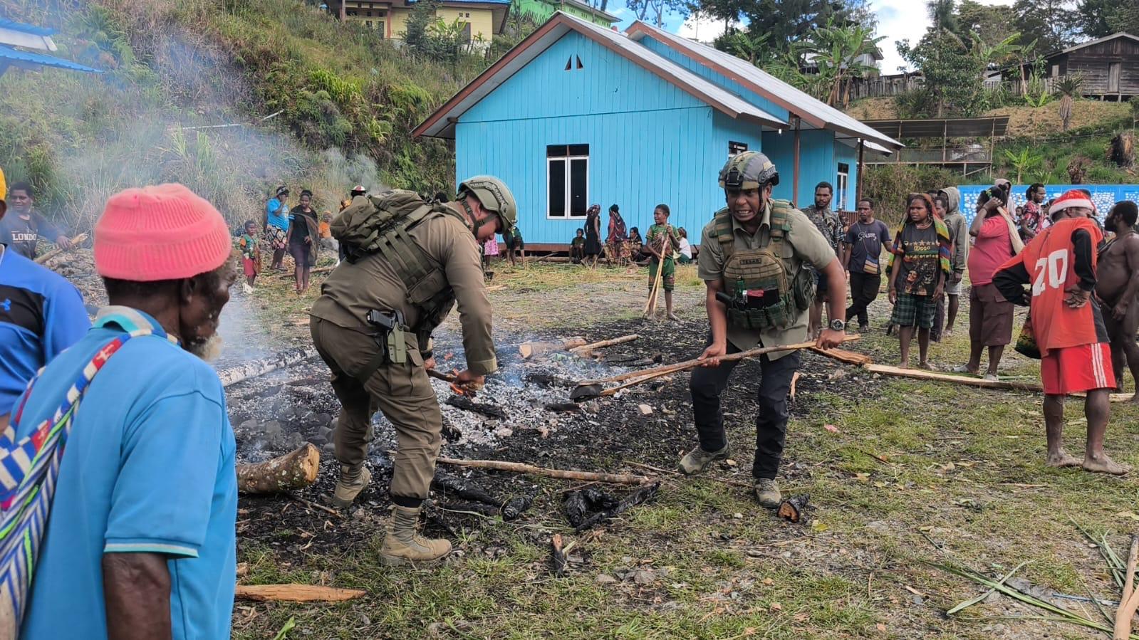 Bangun Kedekatan dengan Warga, Satgas Ops Damai Cartenz Ikut Tradisi Bakar Batu di Sugapa