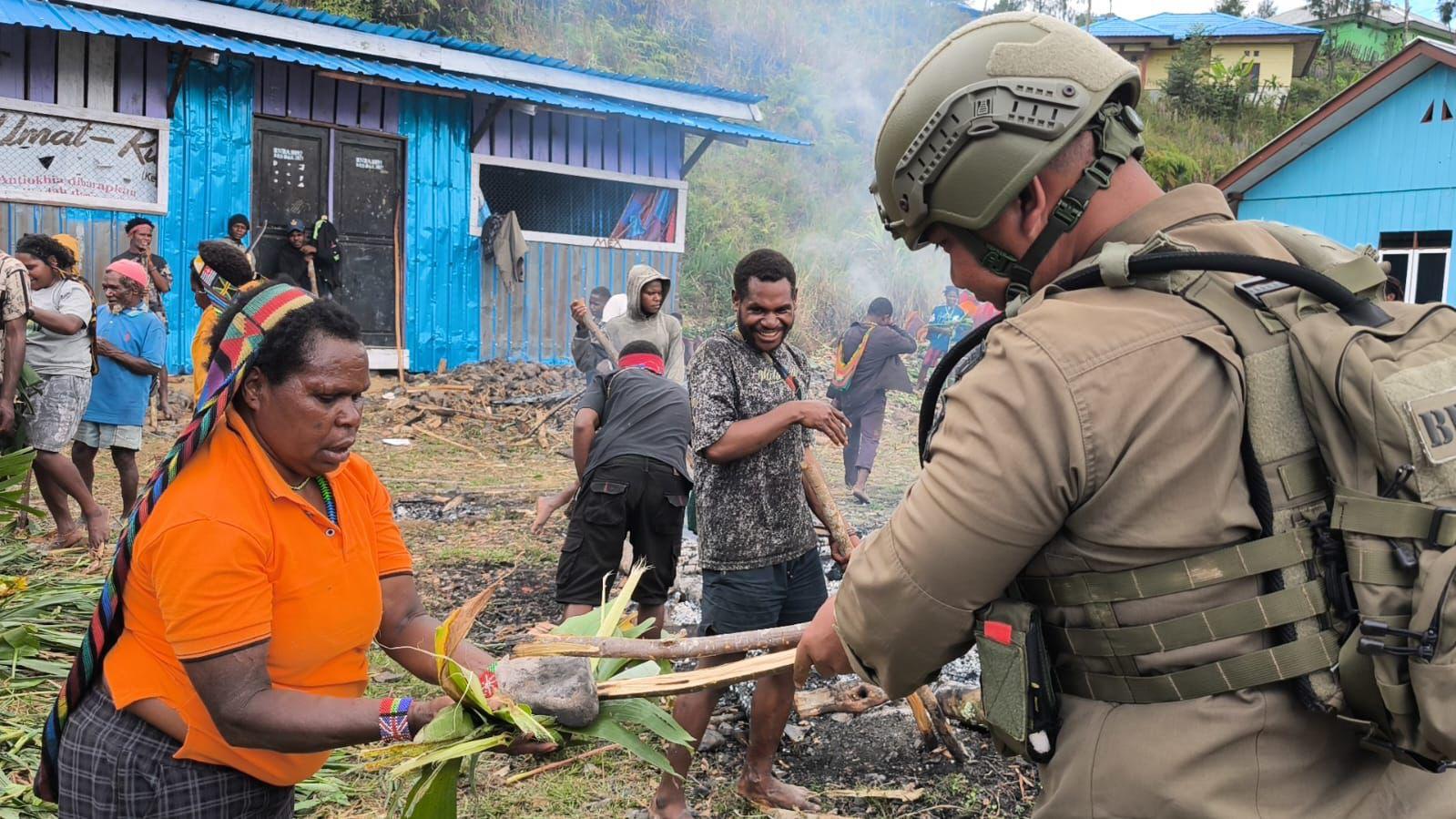 Satgas Ops Damai Cartenz Hadir di Tradisi Bakar Batu, Pererat Kebersamaan dengan Warga Sugapa