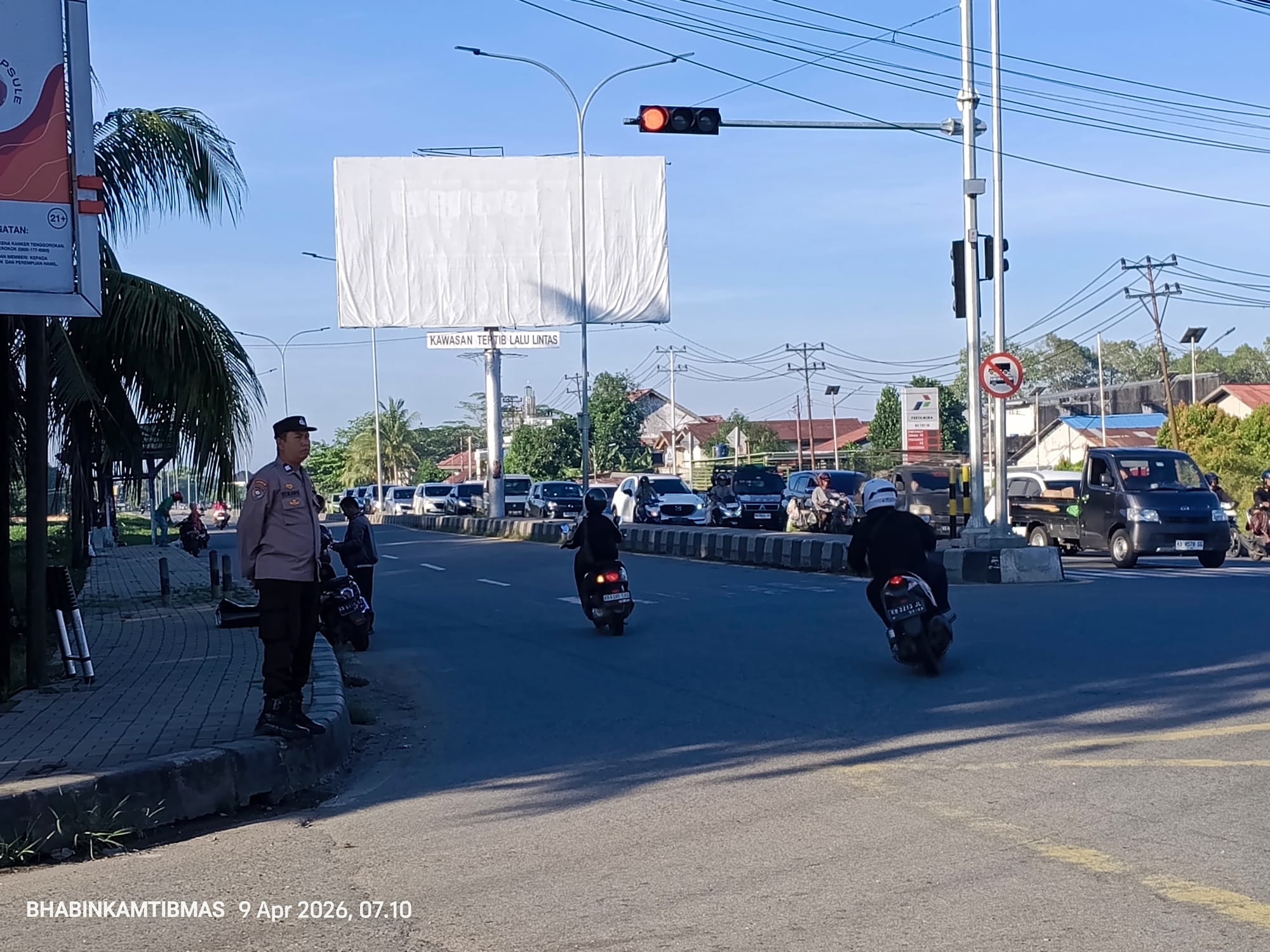 Bhabinkamtibmas Polsek Pontianak Timur Lakukan Pengaturan Lalu Lintas di Pagi Hari