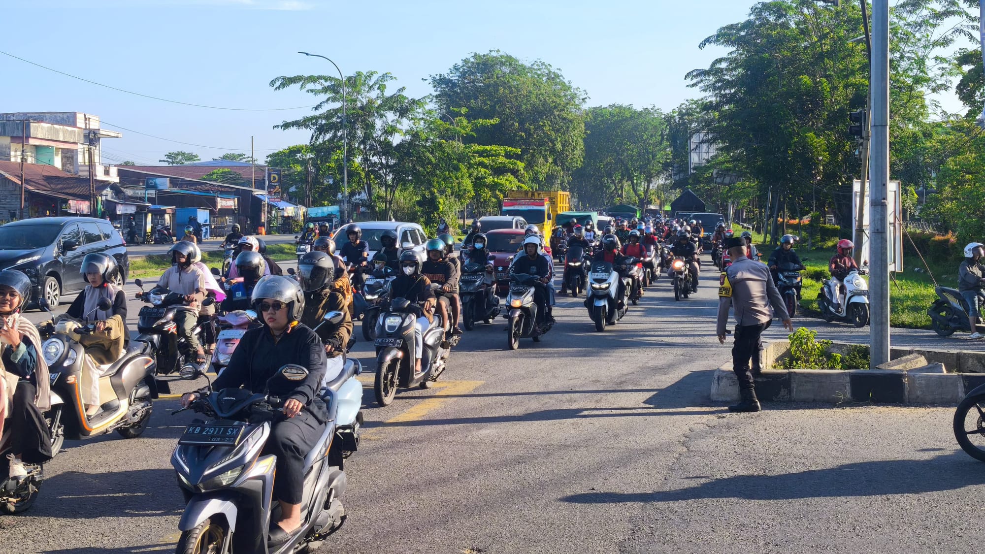 Cegah Kemacetan Sejak Dini, Bhabinkamtibmas Pontianak Timur Lakukan Pengaturan Lalin Pagi Hari