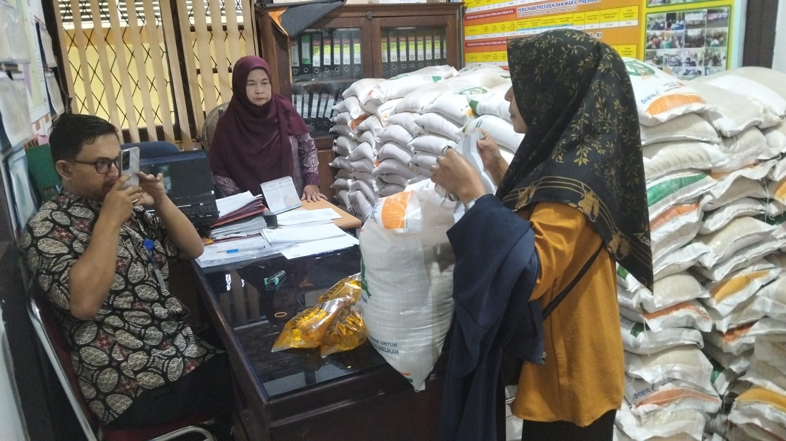 Pastikan Bantuan Tepat Sasaran, Bhabinkamtibmas Parit Tokaya Lakukan Monitoring Penyaluran Pangan