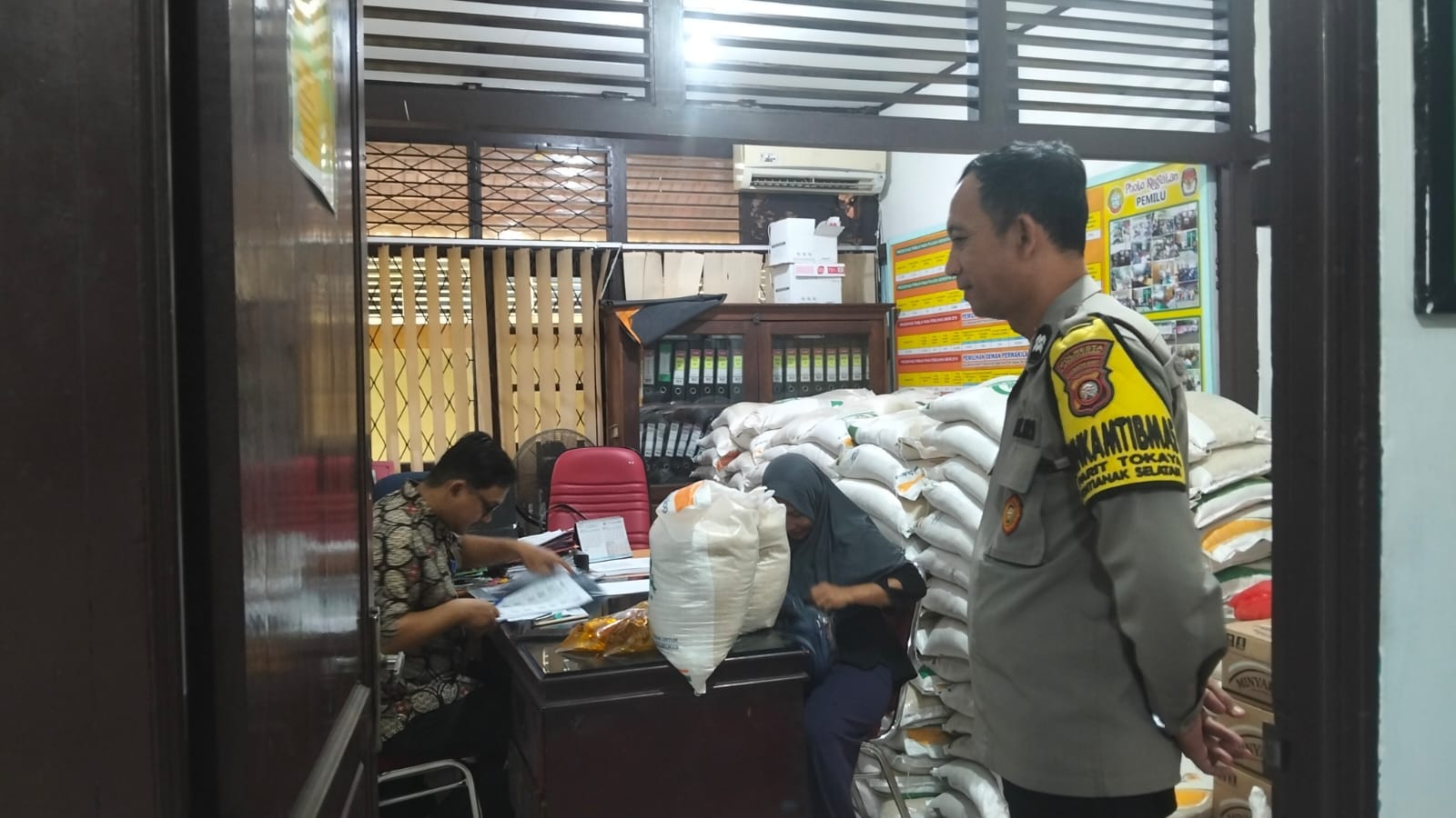 Kawal Distribusi Bantuan, Bhabinkamtibmas Parit Tokaya Cek Langsung Penyaluran Pangan ke Warga