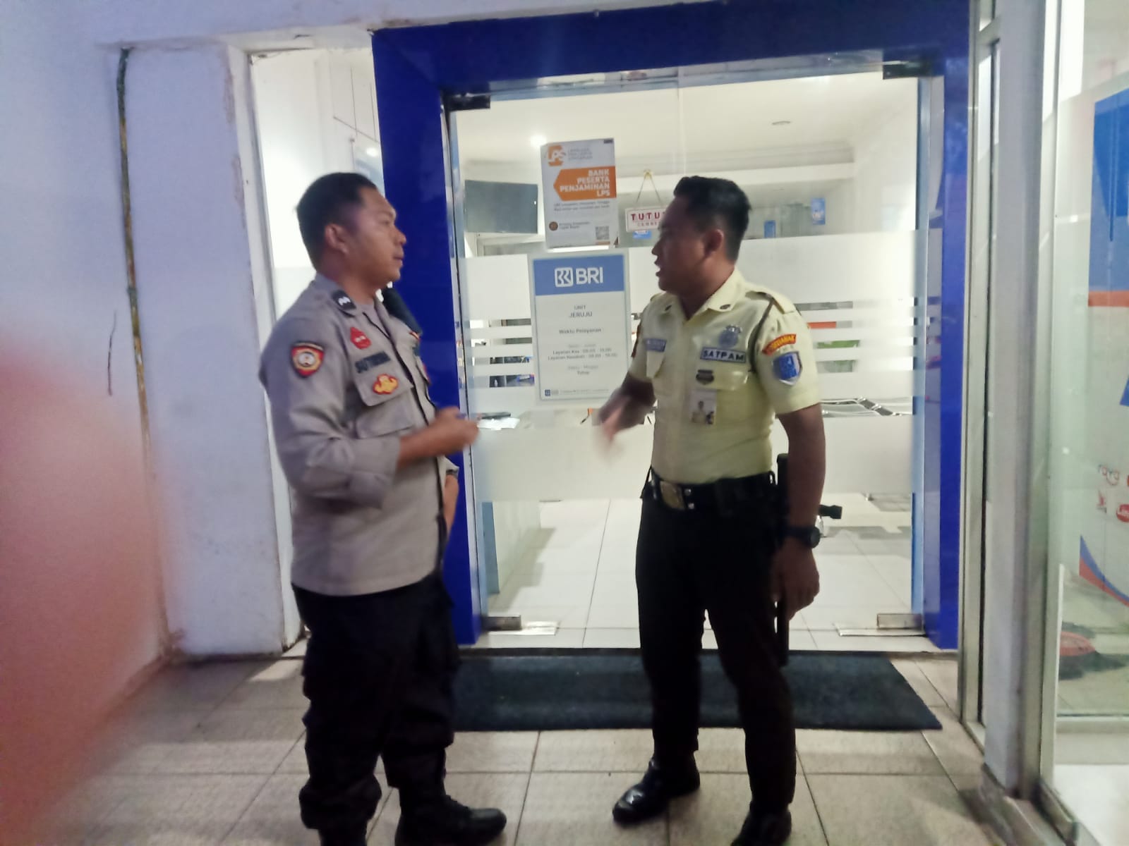Patroli Enggang Polsek Pontianak Barat Sambangi Petugas Security, Sampaikan Imbauan Kamtibmas