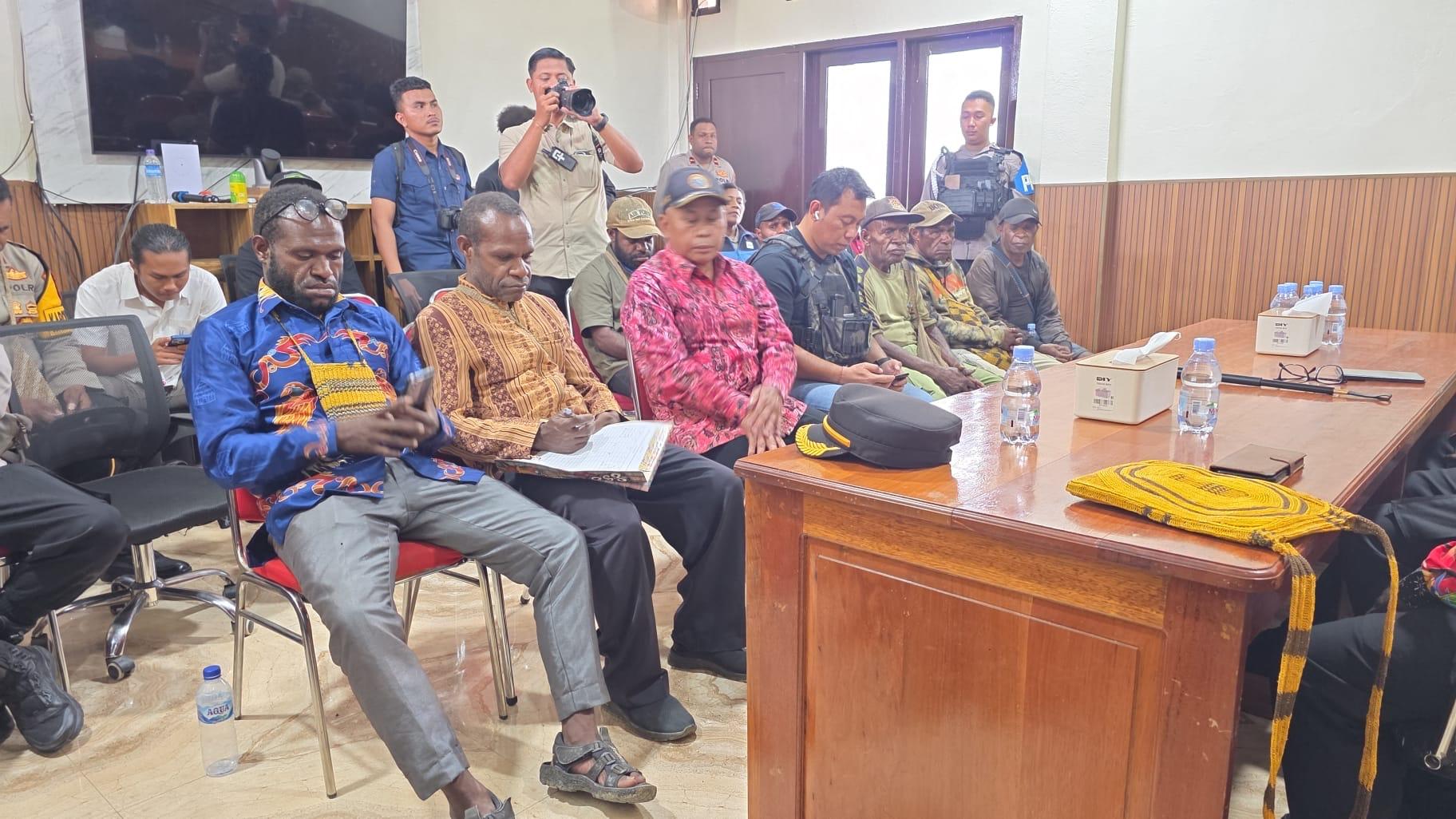 Polisi Bersama Tokoh Masyarakat Intensifkan Koordinasi untuk Jaga Stabilitas Keamanan di Dogiyai