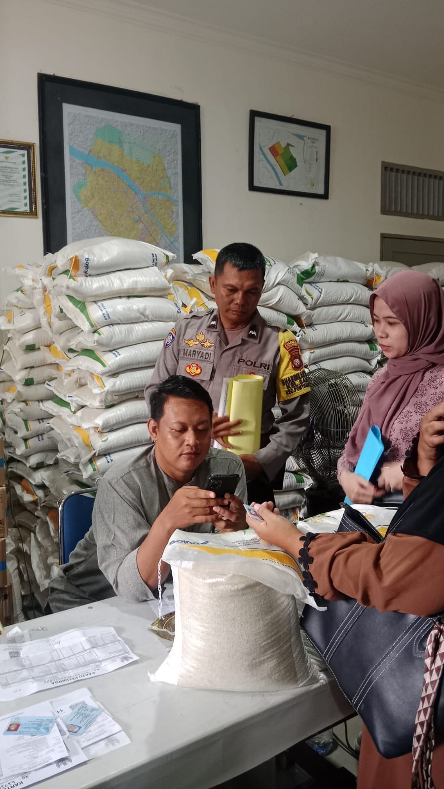 Bhabinkamtibmas Saigon Awasi Penyaluran Beras Bulog, Pastikan Bantuan Tepat Sasaran