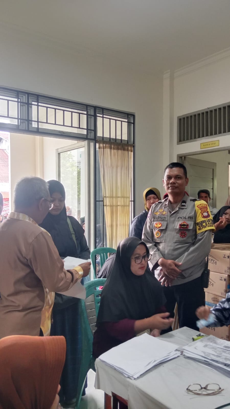 Kawal Distribusi Bantuan, Bhabinkamtibmas Saigon Monitoring Pembagian Beras Bulog di Kelurahan Saigon