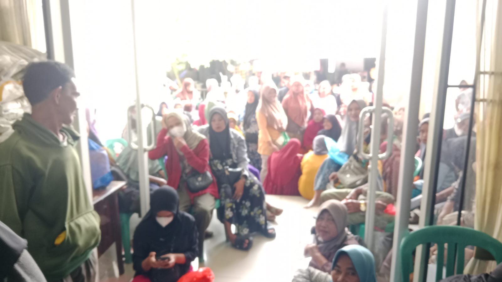 Bhabinkamtibmas Saigon Monitoring Pembagian Beras Bulog di Kelurahan Saigon