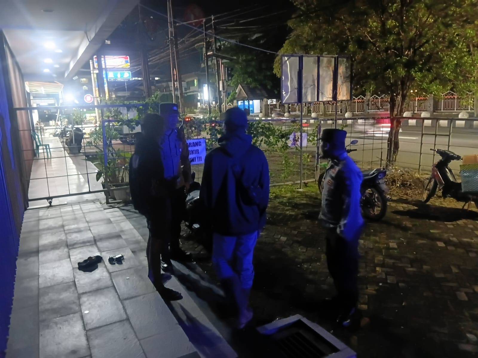 Respon Cepat Aduan Warga, Enggang Selatan Tertibkan Aktivitas Nongkrong di Depan Ruko Jalan Sultan Sjahrir.