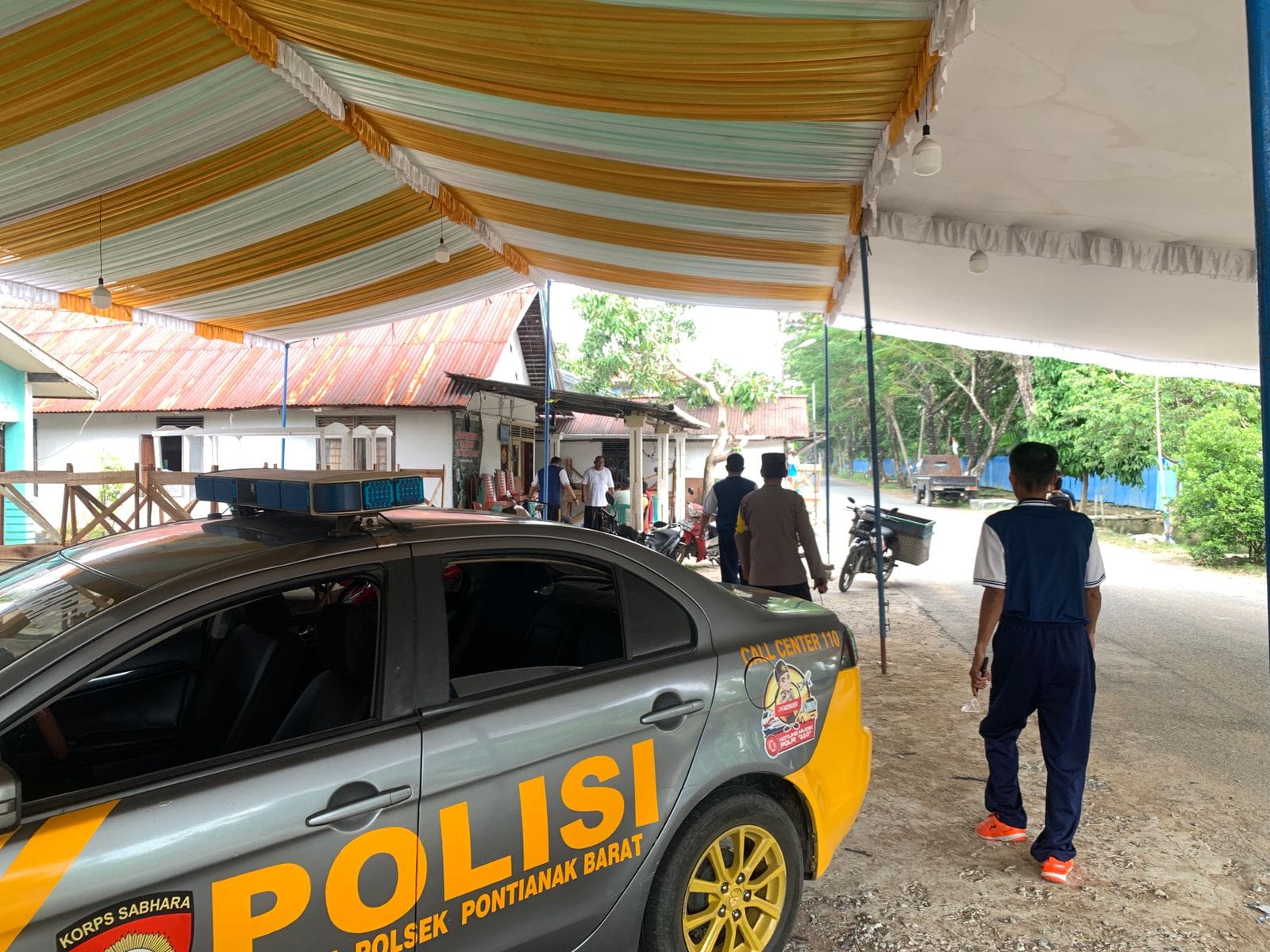 Personil Polsek Pontianak Barat Berikan Himbauan Terkait Rencana Pemasangan Tenda Resepsi Pernikahan di Jalan Umum