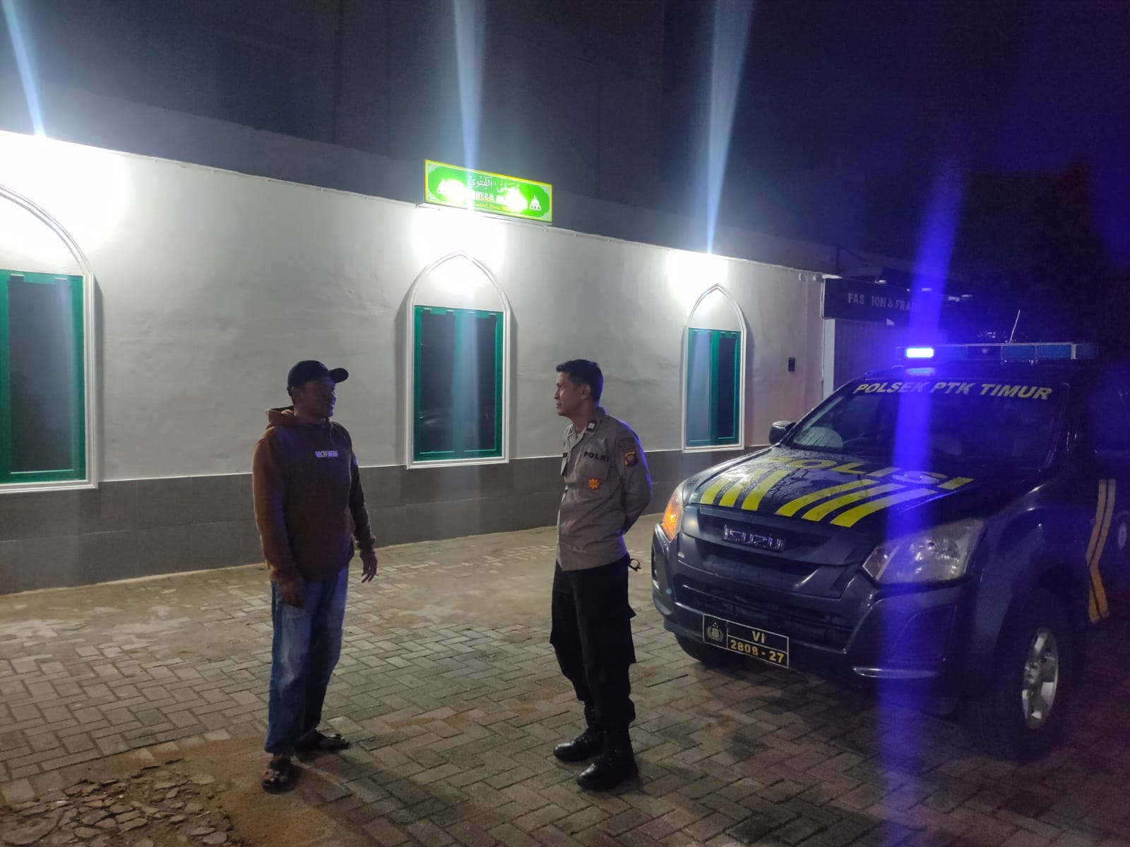 Ciptakan Rasa Aman, Patroli Enggang Polsek Pontianak Timur Sapa Petugas Jaga di Kawasan Padat Penduduk