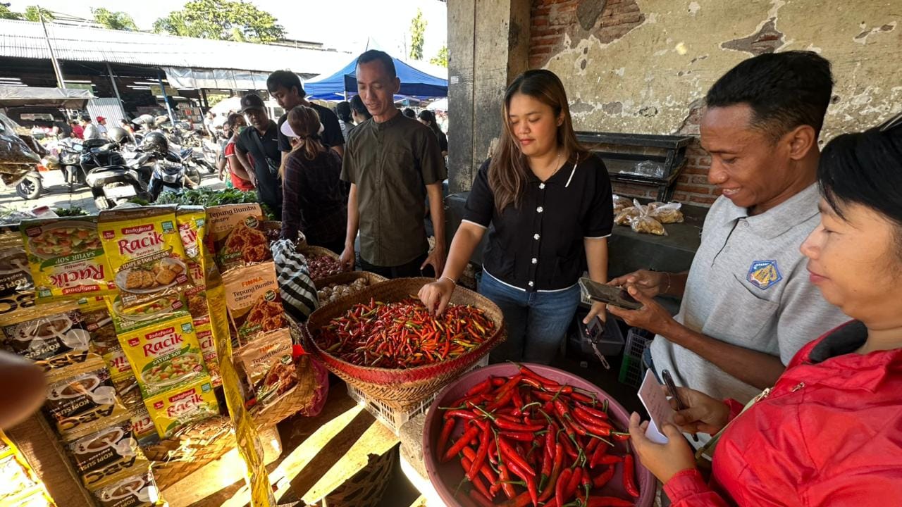 Sidak Pasar, Upaya Satgas Pangan Polda Bali menjamin Ketersedian Stock dan Harga Stabilnya 14 Bapokting untuk Masyarakat