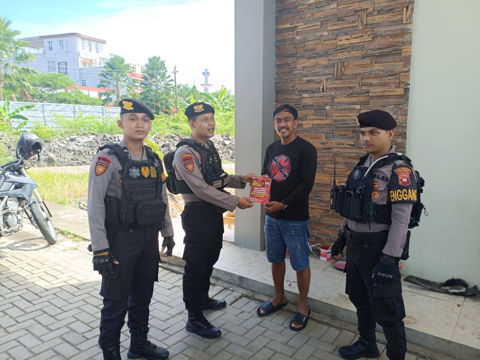 Patroli Enggang Polresta Pontianak Sambangi pos keamanan pemukiman penduduk , Imbau Kamtibmas dan Antisipasi 4C