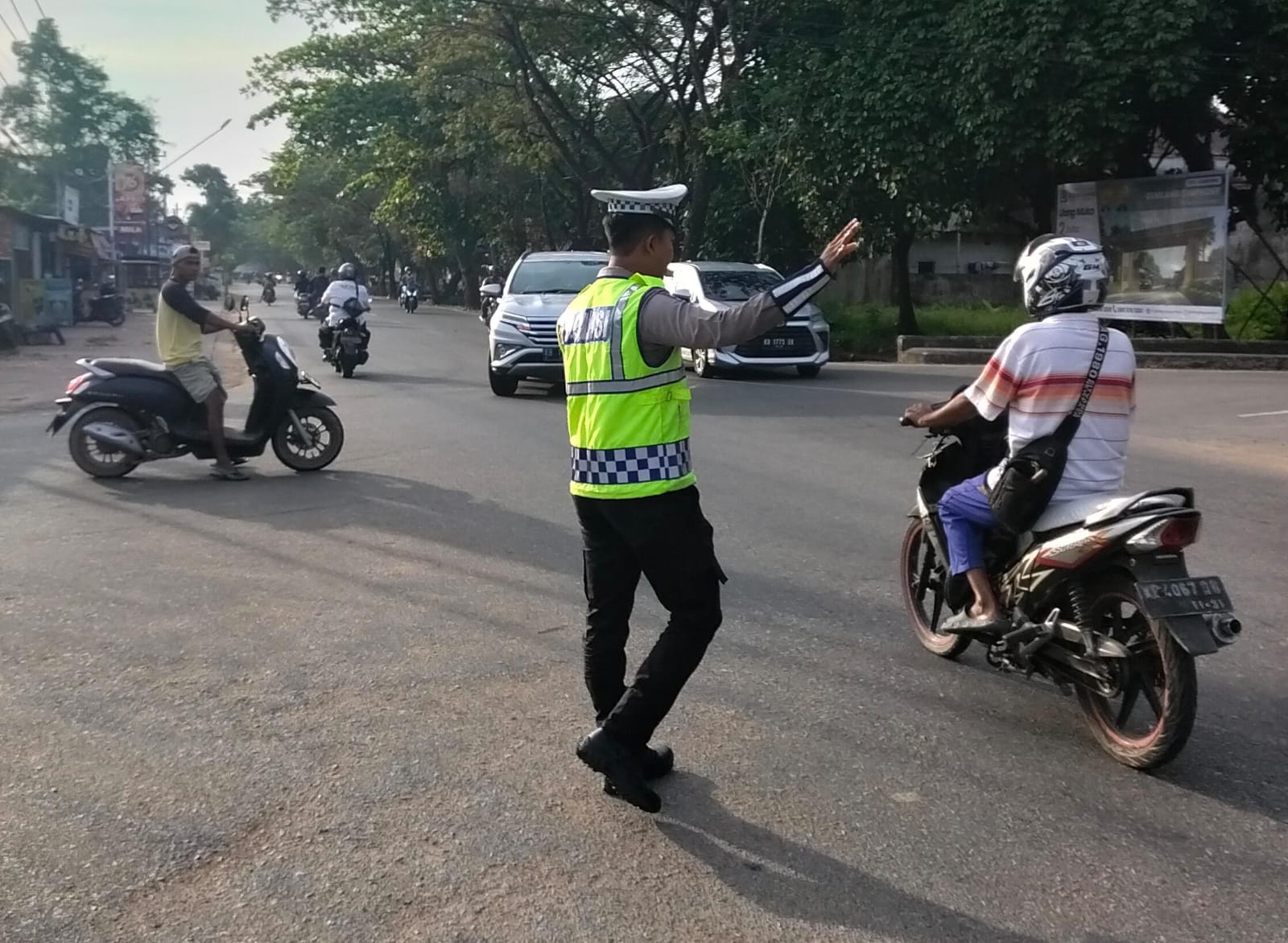 Pelayanan Prima Pagi Hari, Personel Polsek Pontianak Kota Atur Arus Lalu Lintas Demi Kelancaran Warga