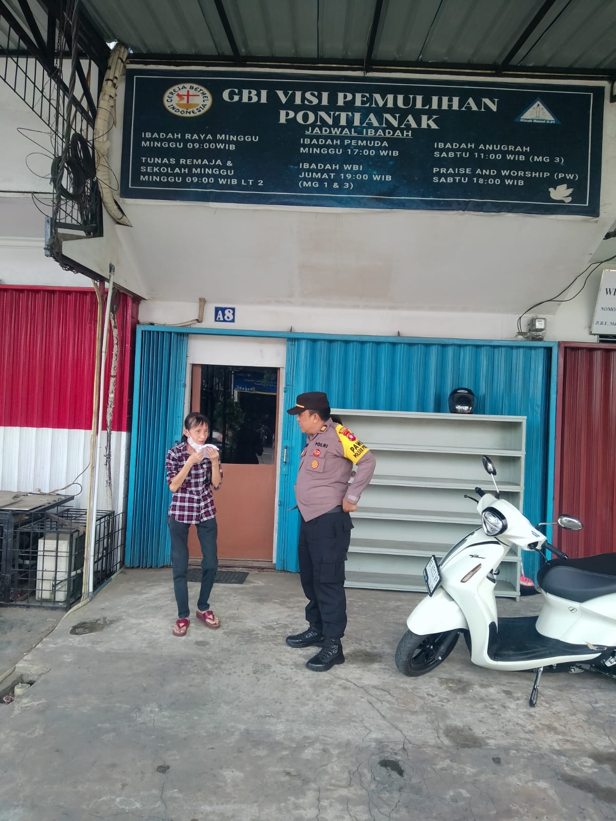 Hadir di tengah Masyarakat, Personil Enggang Polsek Pontianak Barat Sampaikan Pesan Kamtibmas kepada Jemaat Gereja