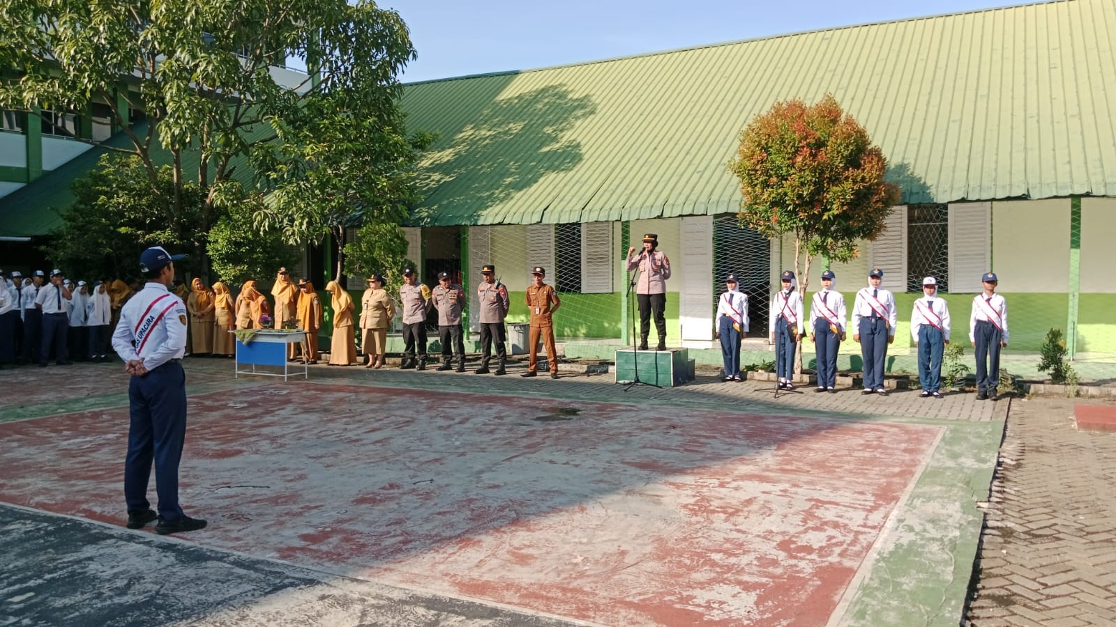 Jadi Irup di Sekolah, Kapolsek Pontianak Selatan Ajak Pelajar Tingkatkan Disiplin dan Kepedulian Sosial