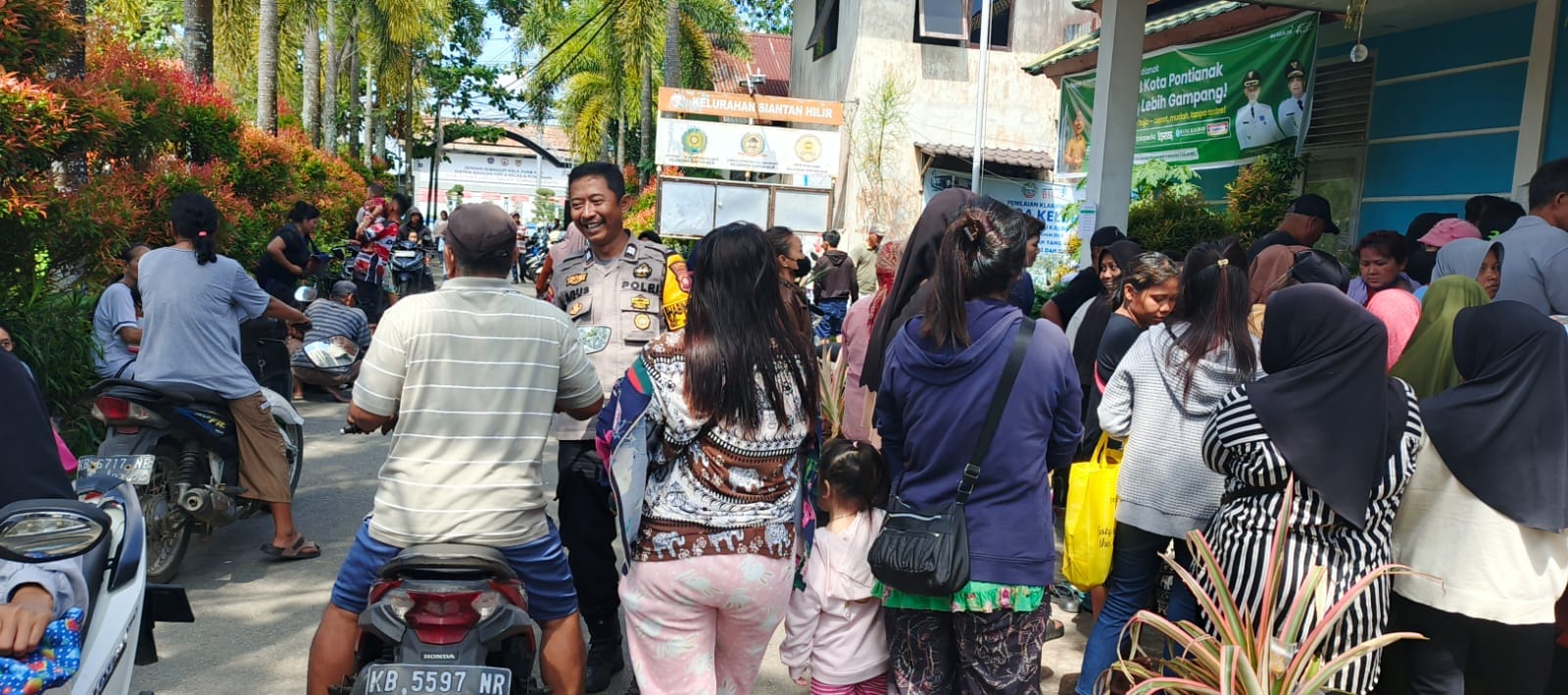 Turun Langsung ke Warga, Bhabinkamtibmas Siantan Hilir Ikut Salurkan Bantuan Beras Bulog