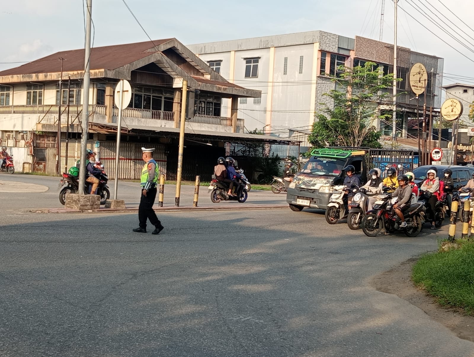 Personel Polsek Pontianak Utara Gatur Lalin di Titik Padat, Ploting Pagi Fokus Kelancaran Arus