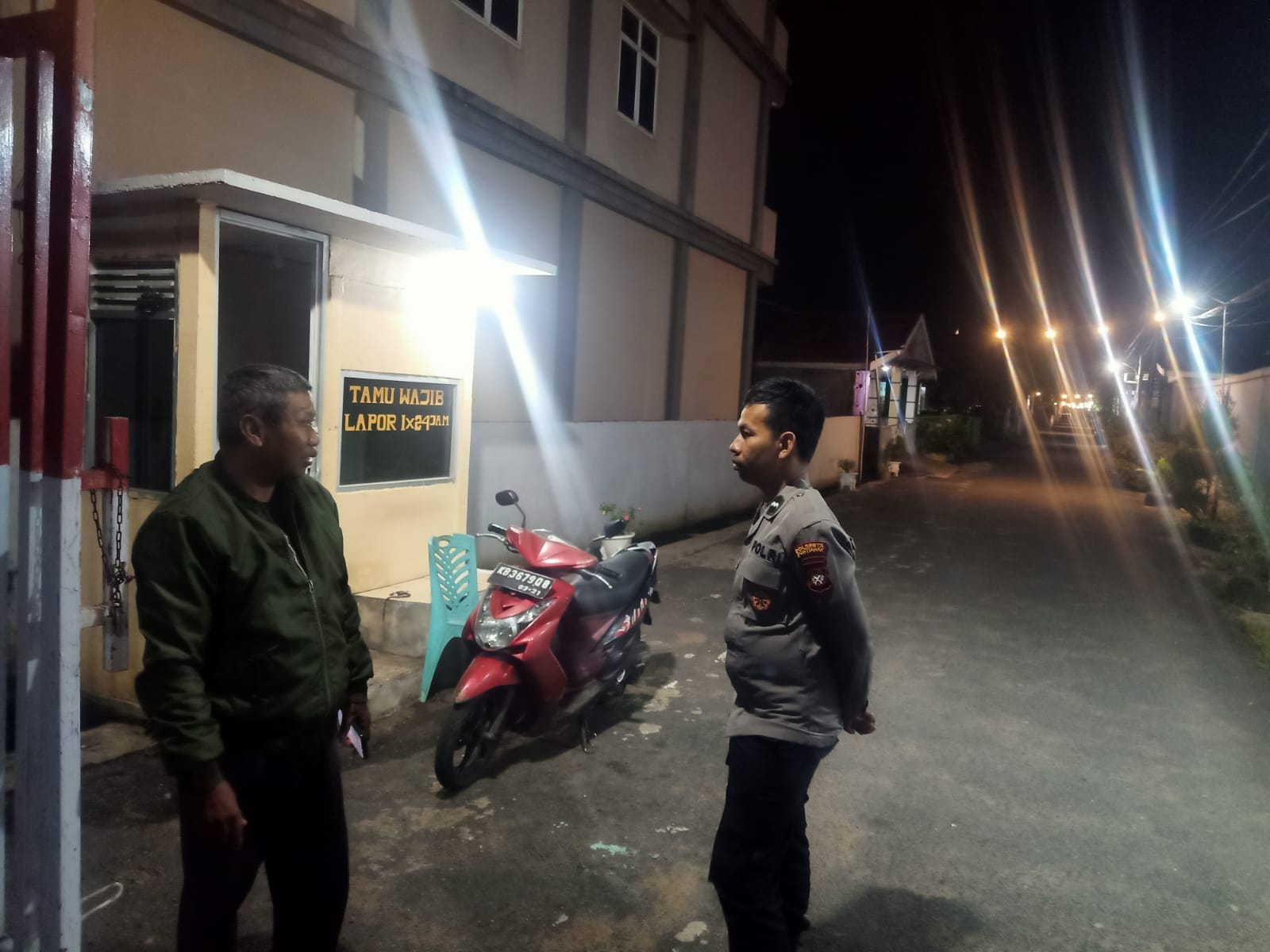 Pererat Kedekatan dengan Warga, Personel Enggang Polsek Pontianak Barat Sampaikan Imbauan Kamtibmas di Komplek