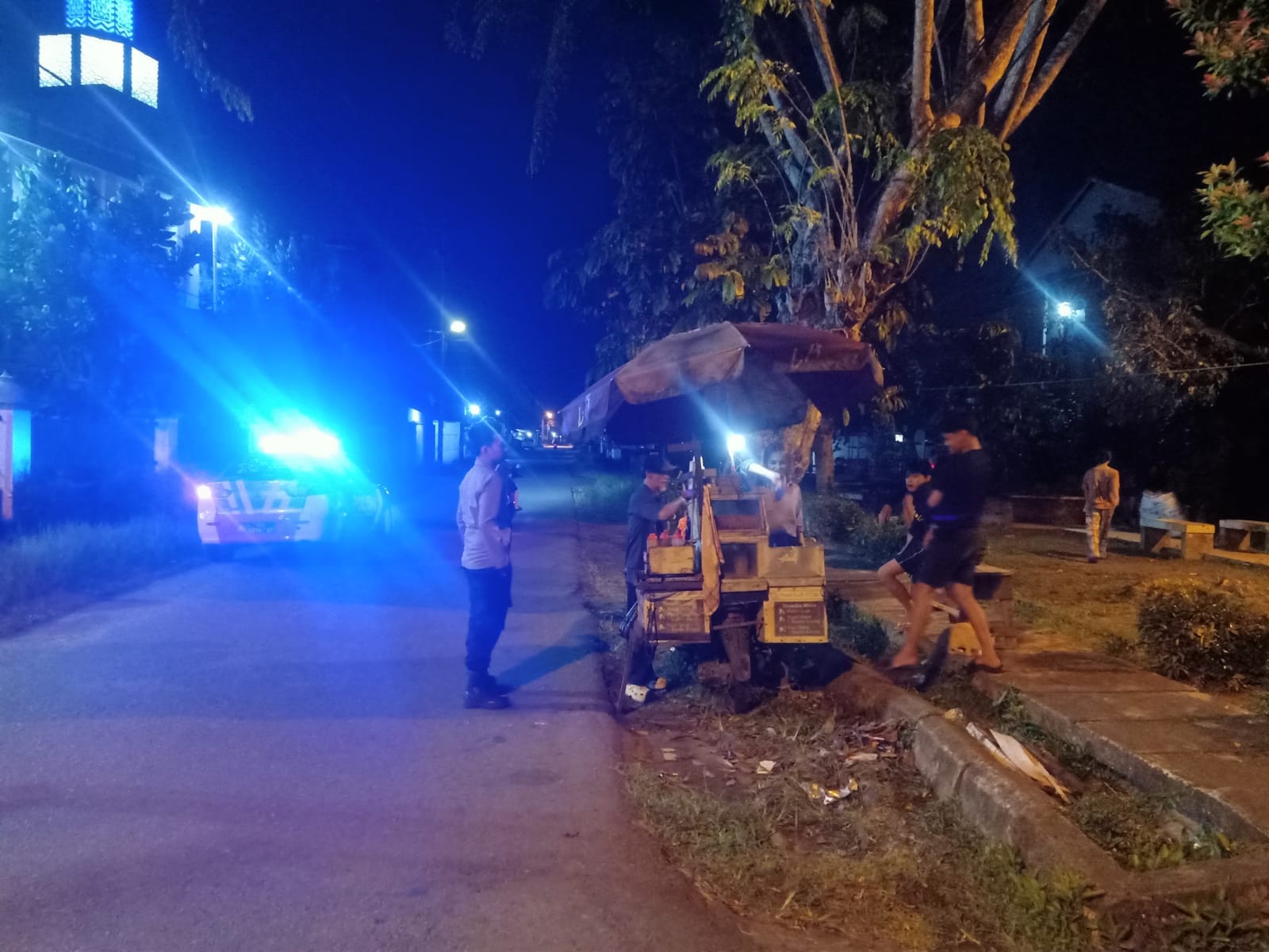 Bangun Hubungan Humanis, Personel Enggang Polsek Pontianak Barat Edukasi Warga dan Security Soal Kamtibmas