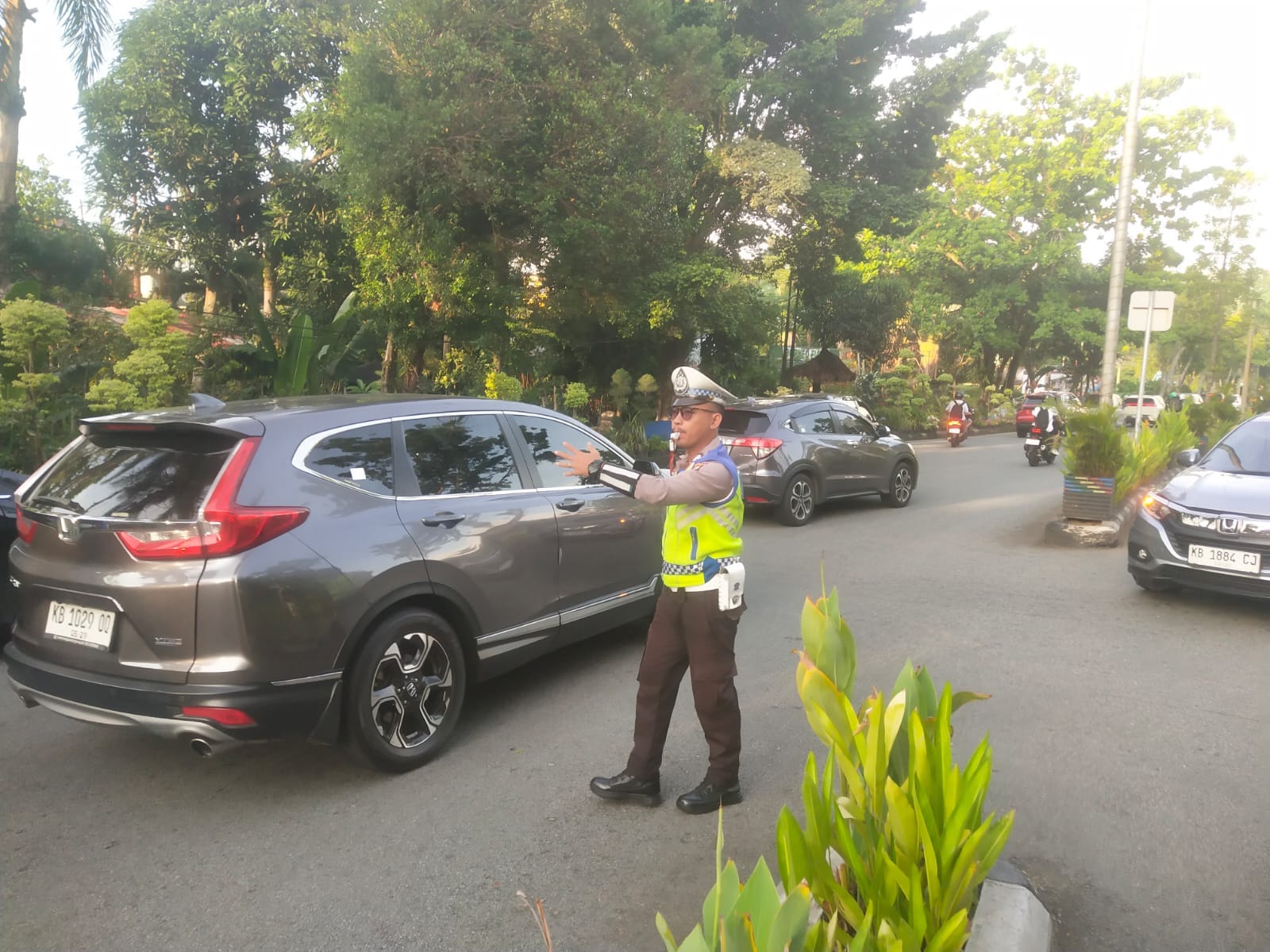 Personil Polsek Pontianak Selatan melakukan pengaturan arus lalin, Cegah Macet Lalin