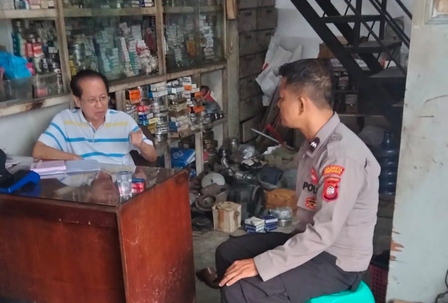 Patroli di Pasar Tengah, Personel Pos Polisi Serayu Sampaikan Imbauan Kamtibmas ke Warga