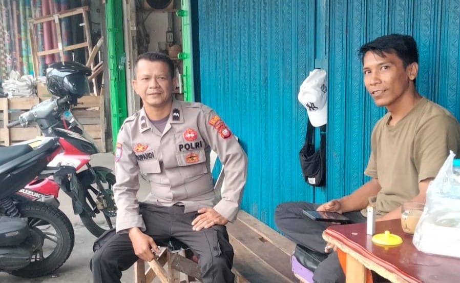 Sambangi Pasar Tengah Pontianak, Personel Pos Polisi Serayu Sampaikan Himbauan Kamtibmas kepada Warga Saat Patroli