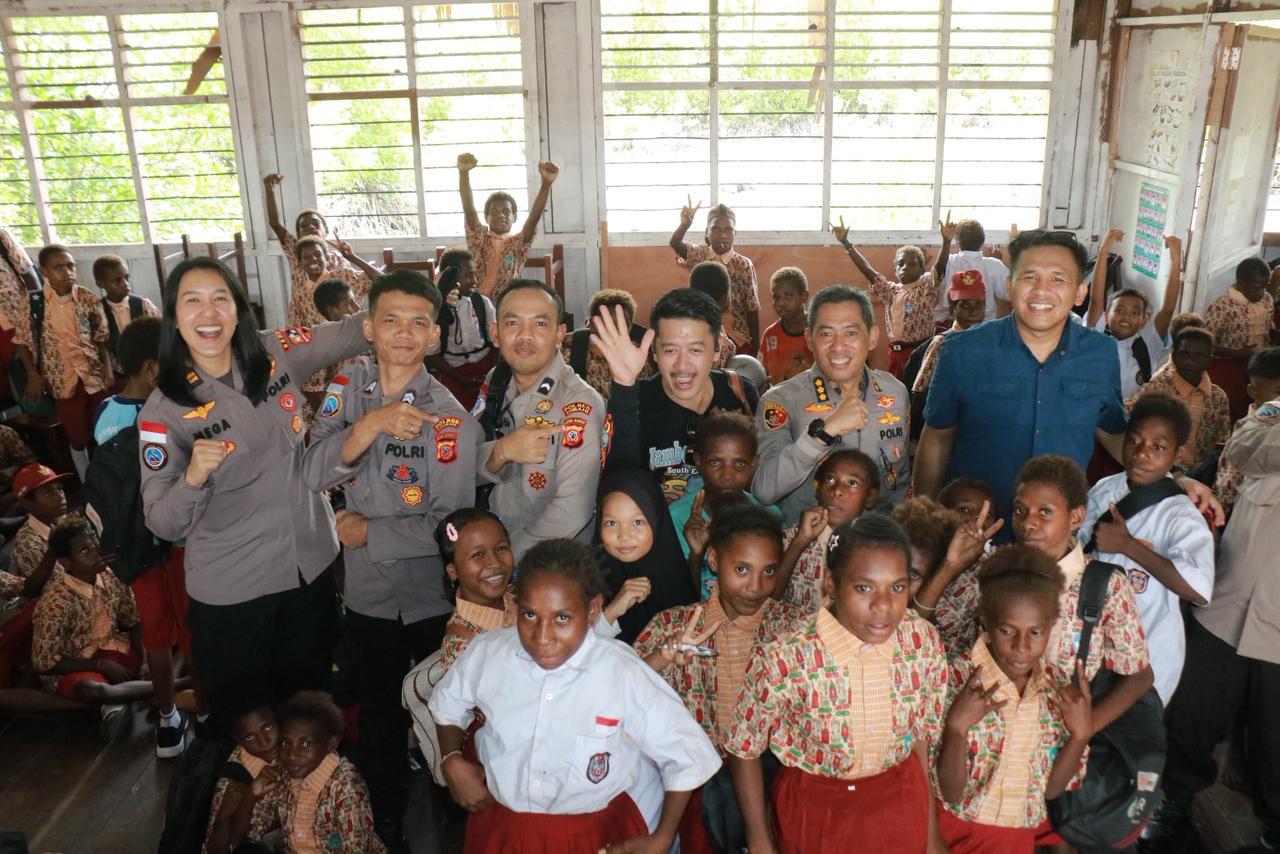 Satgas Damai Cartenz Gelar Baksos di SD Negeri Pomako 1, Beri Edukasi dan Keceriaan bagi Siswa