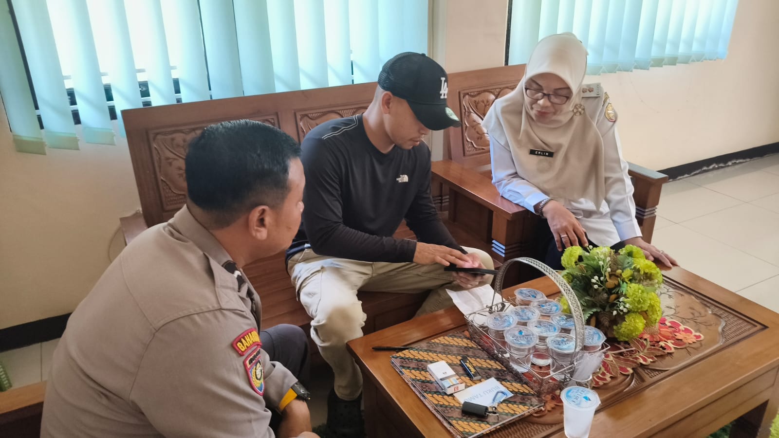 Bhabinkamtibmas Parit Mayor Bersama Lurah Fasilitasi Mediasi Warga, Ciptakan Solusi Damai