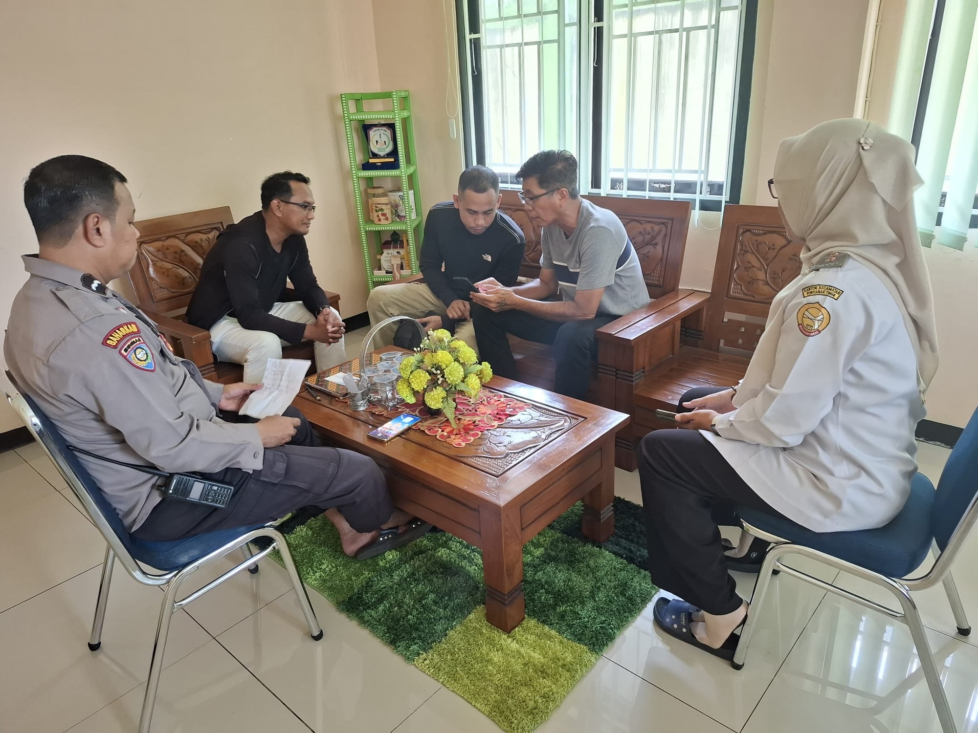 Sinergi Bhabinkamtibmas dan Lurah Parit Mayor, Selesaikan Permasalahan Warga Lewat Mediasi di Kantor Kelurahan