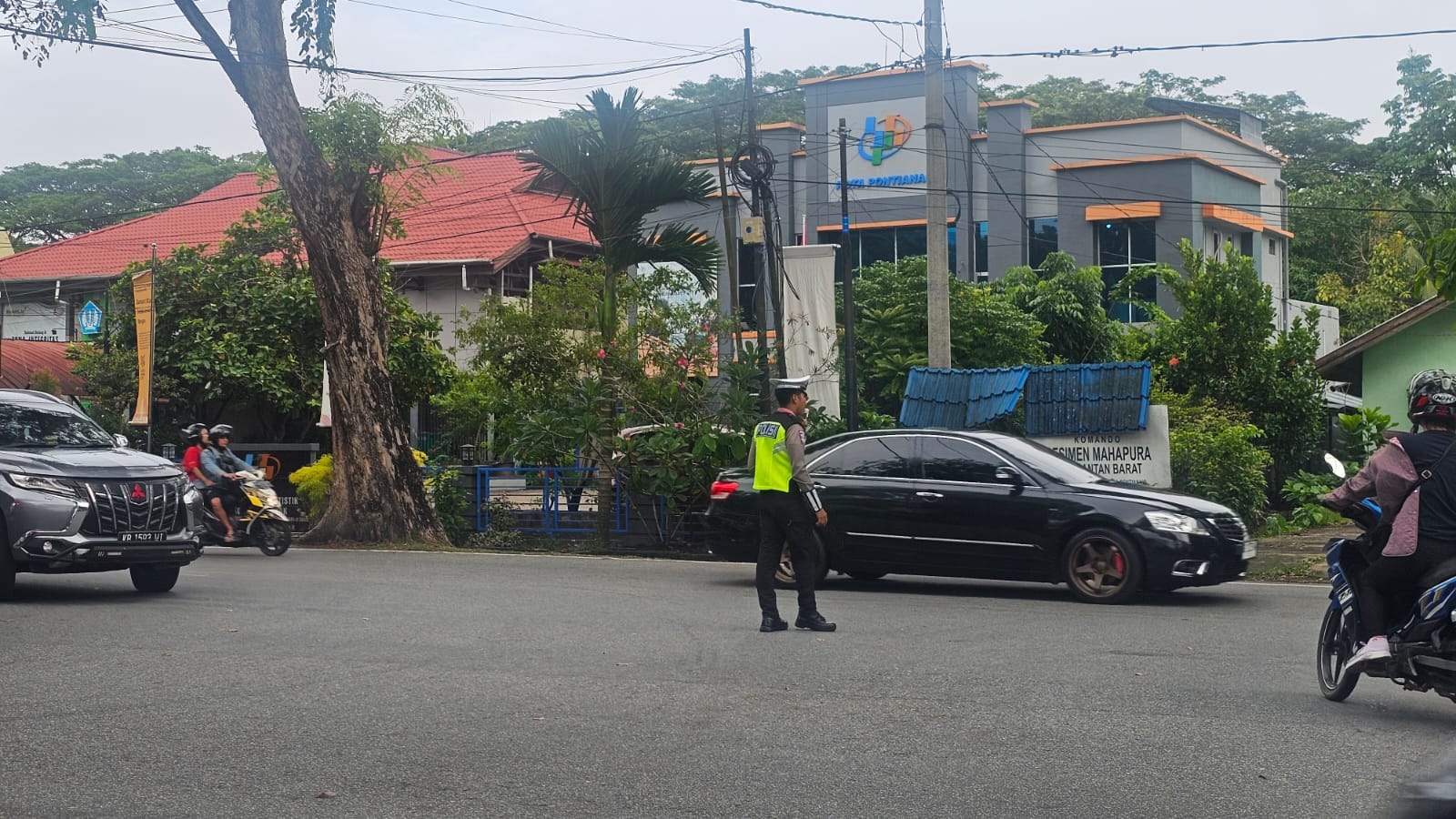 Personel Polsek Pontianak Selatan Gatur Arus Lalin, Antisipasi Kemacetan di Jam Sibuk