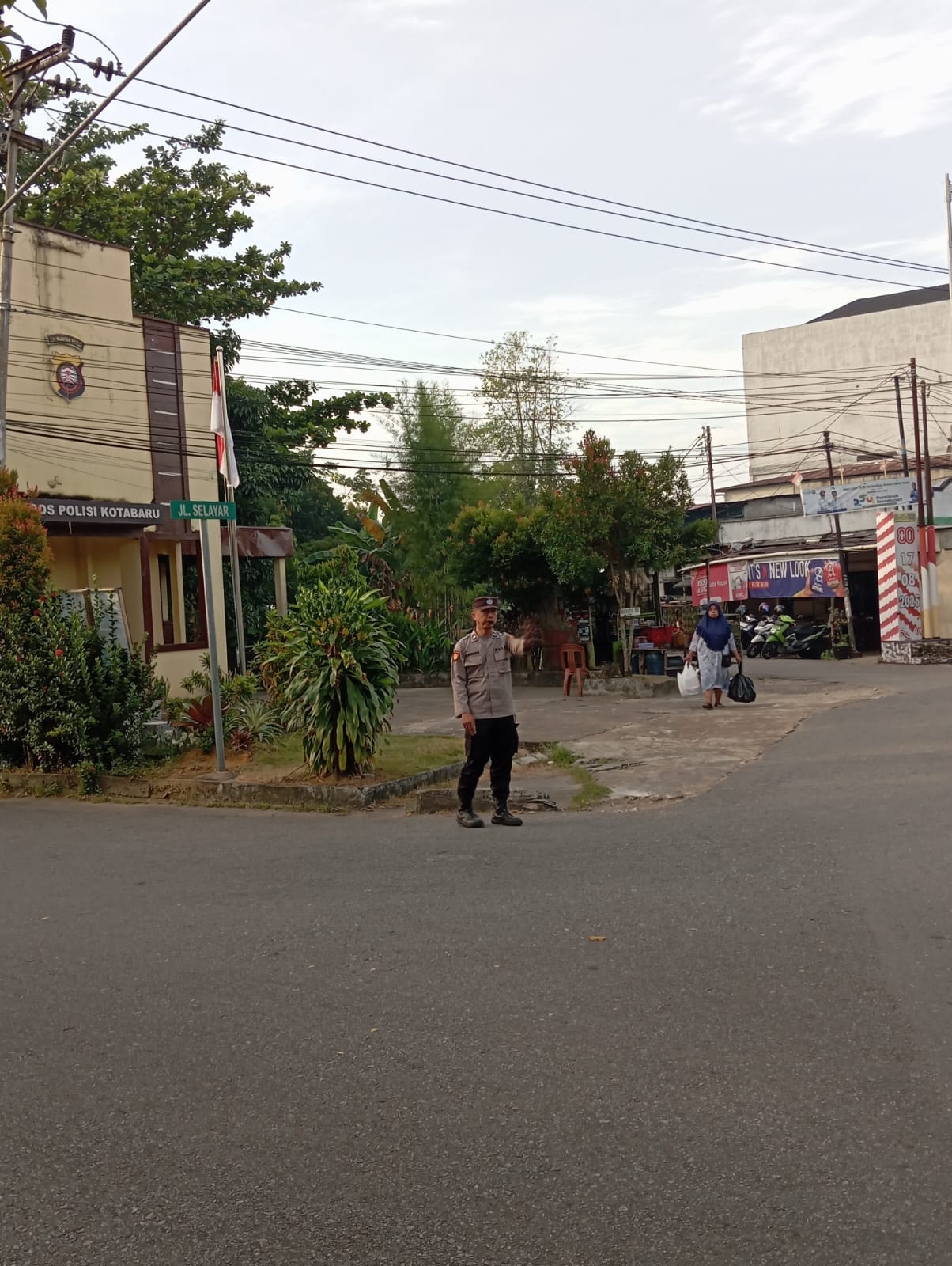 Cegah Macet Sejak Dini, Polsek Pontianak Selatan Intensifkan Pengaturan Lalu Lintas di Pagi Hari