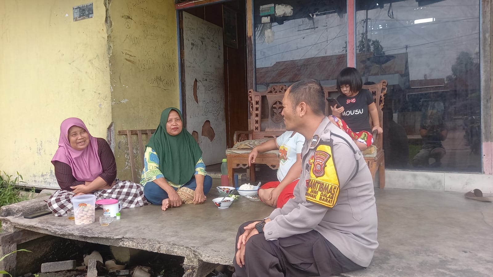Pererat Silaturahmi, Bhabinkamtibmas Sei Jawi Dalam Laksanakan Sambang dan Himbauan Kamtibmas kepada Warganya