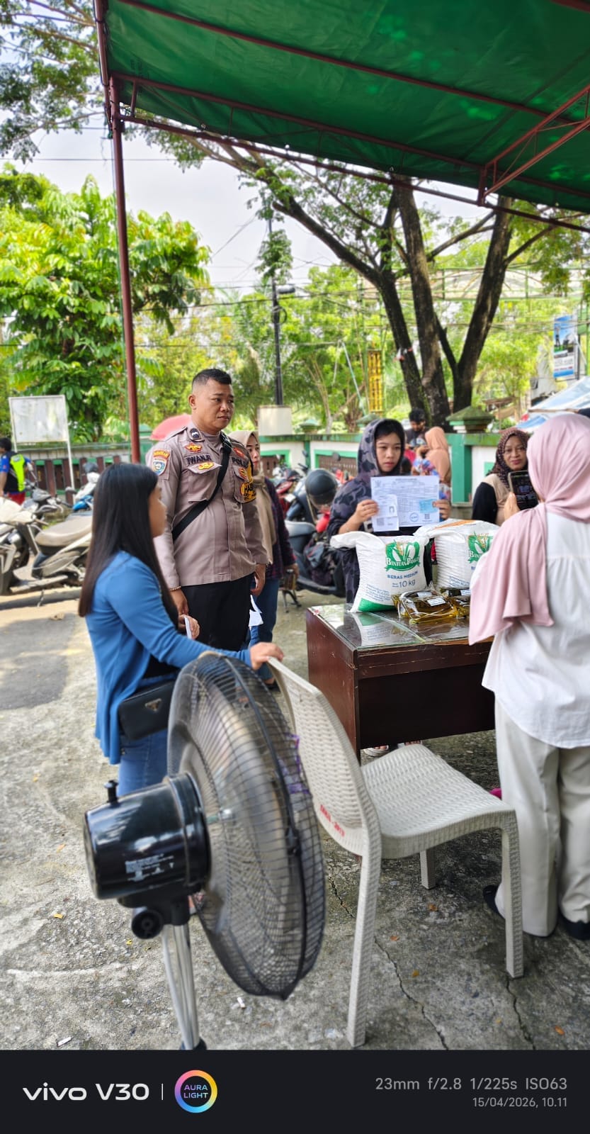 Bhabinkamtibmas Siantan Hulu Awasi Penyaluran Bansos Sembako di Kantor Kelurahan, Pastikan Tepat Sasaran