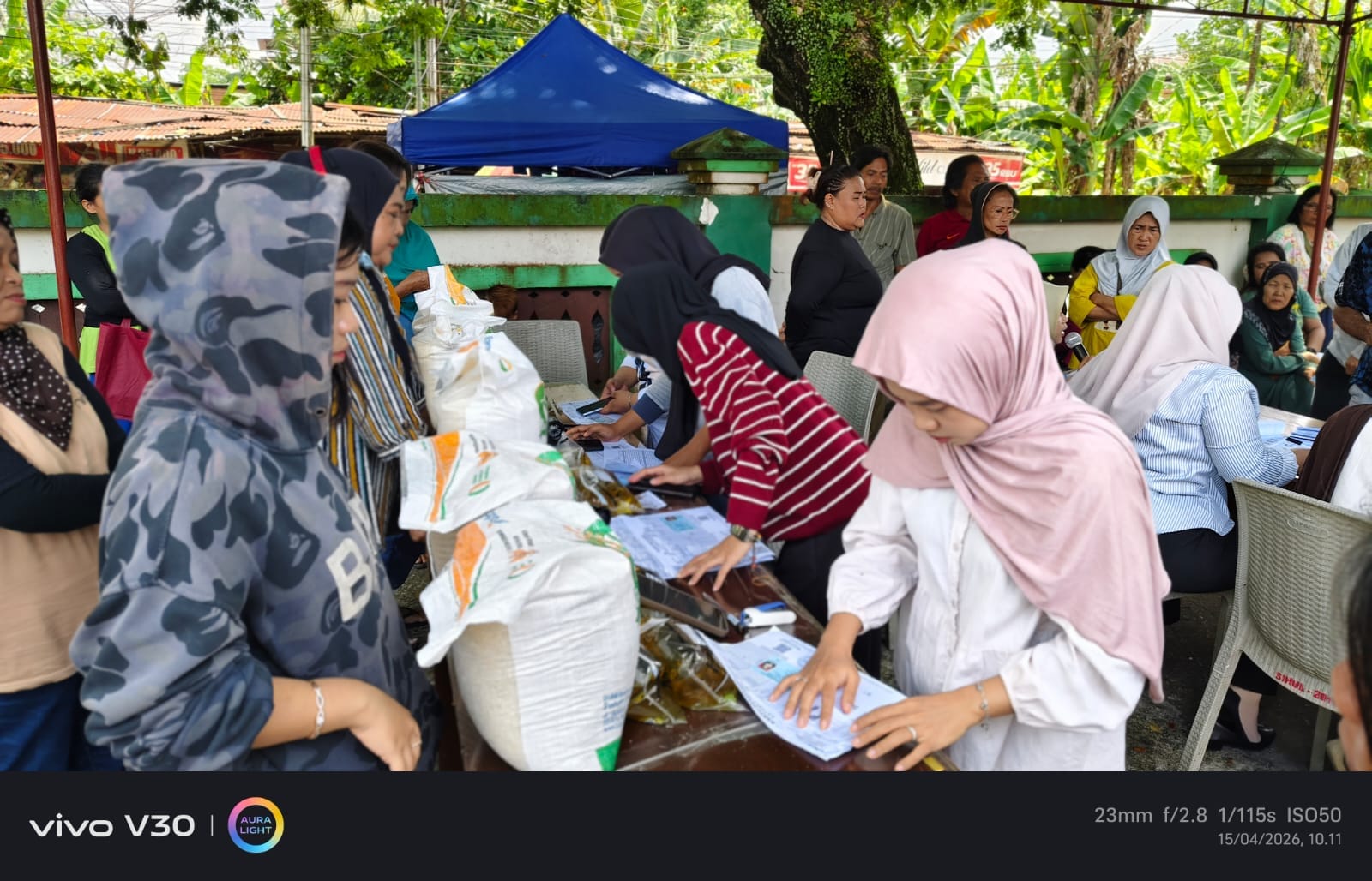 Monitoring Bantuan Sosial, Bhabinkamtibmas Siantan Hulu Kawal Distribusi Sembako di Kelurahan