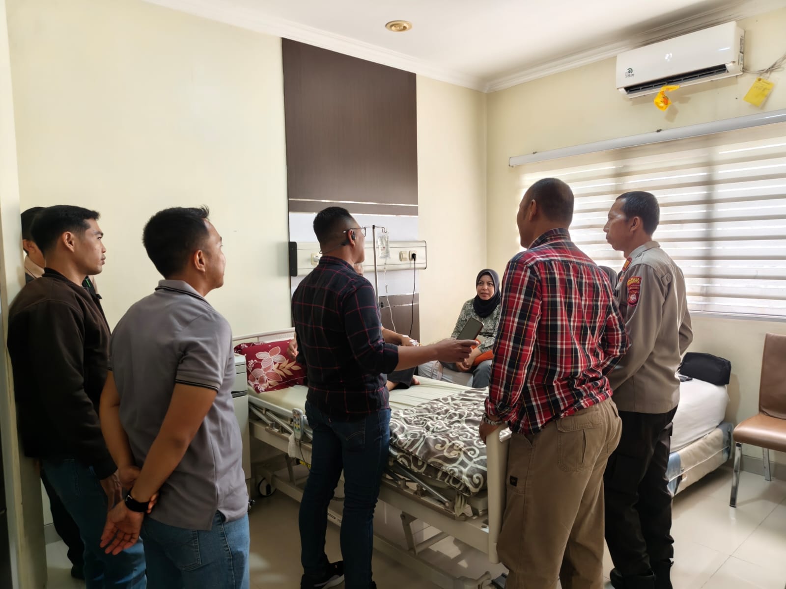 Wujud Kepedulian, Wakapolsek Pontianak Kota Bersama Anggota Jenguk Kapolsek yang Sakit