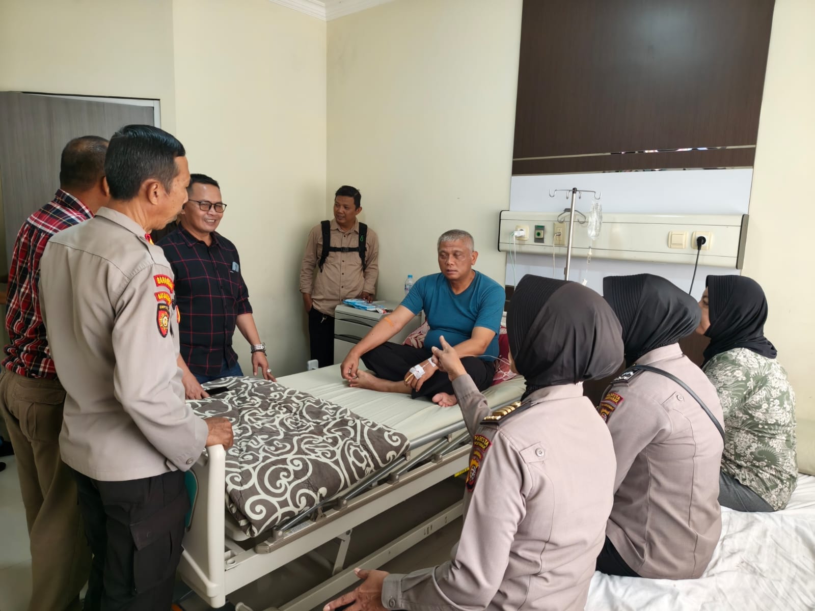 Tunjukkan Empati, Wakapolsek Pontianak Kota Bersama Anggota Jenguk Kapolsek yang Sakit