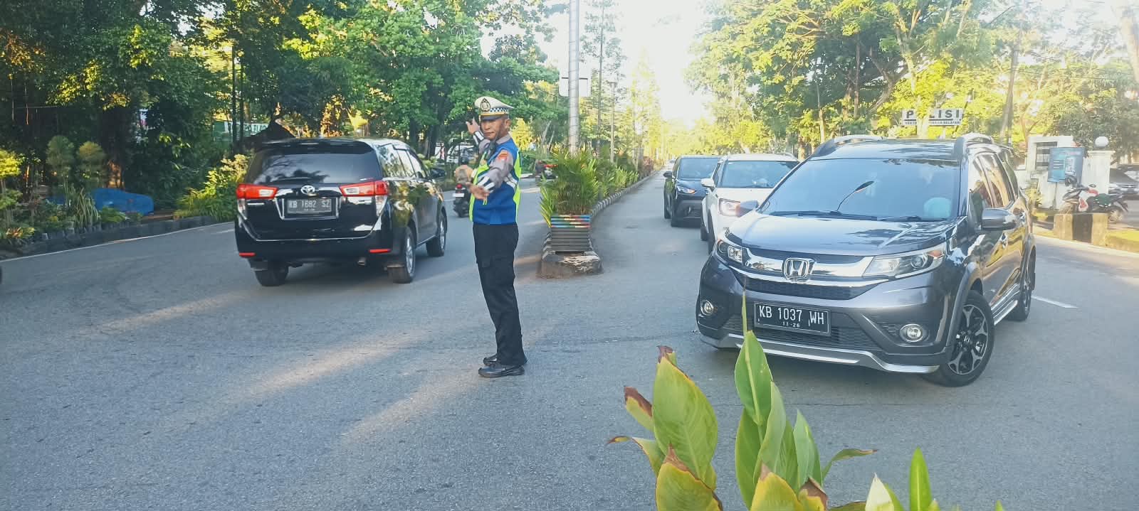 Personil Polsek Pontianak Selatan melakukan pengaturan arus lalin, Cegah Macet Lalin