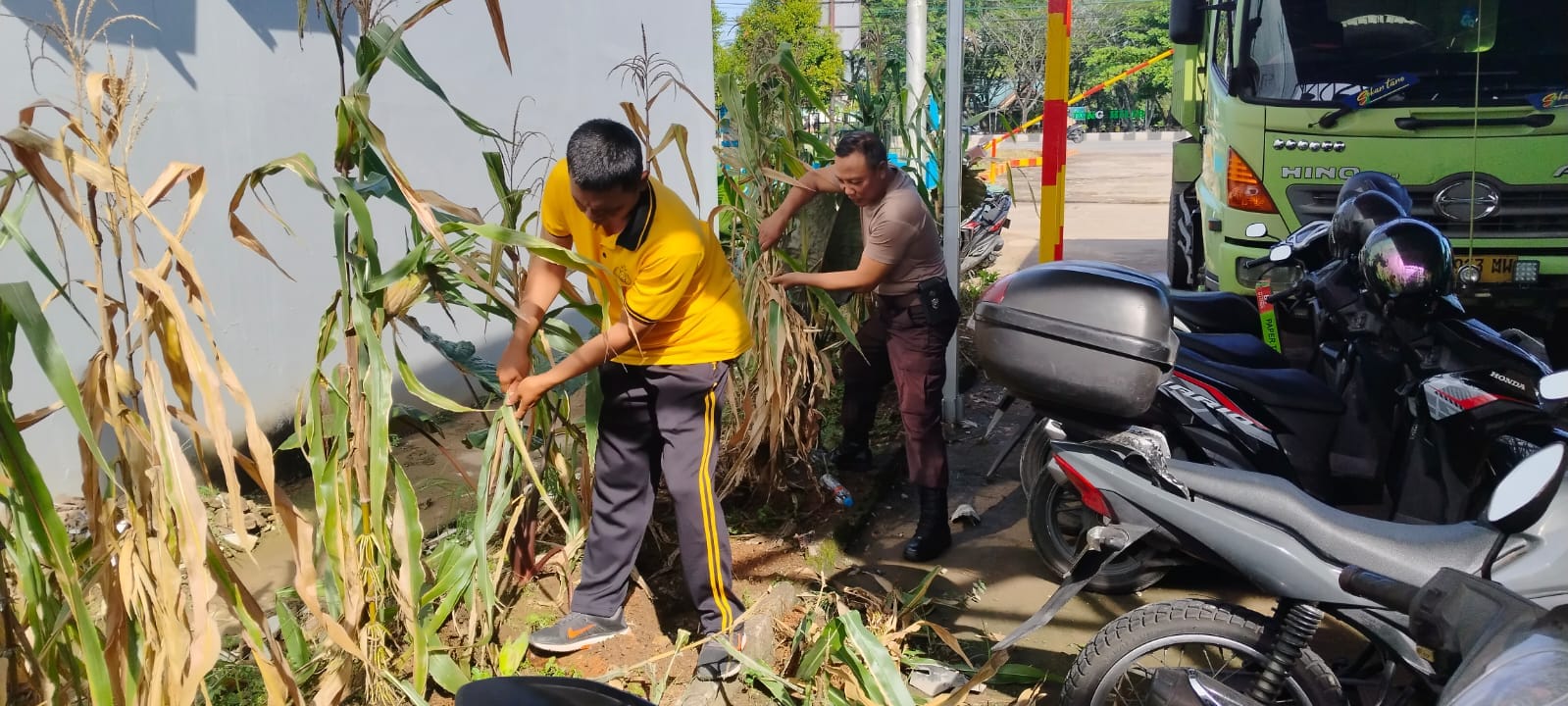 Ciptakan Lingkungan Bersih, Kapolsek Pontianak Timur Pimpin Kegiatan Korvey Bersama Personel