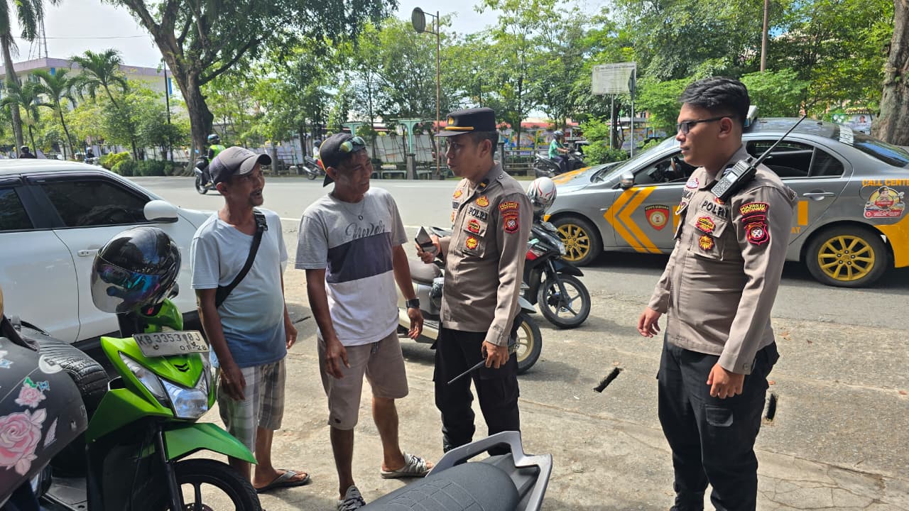 Cegah Curanmor di Area Parkir Swalayan, Personel Enggang Polsek Pontianak Barat Gencarkan Patroli Dialogis