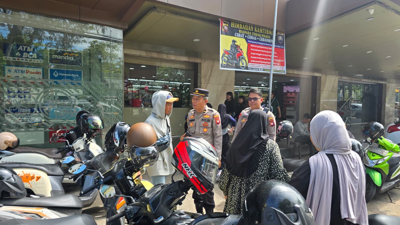 Antisipasi Curanmor di Area Parkir Swalayan, Personil Enggang Polsek Pontianak Barat Laksanakan Patroli Dialogis