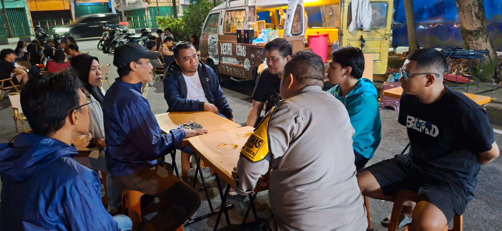Bhabinkamtibmas Polsek Pontianak Kota Dampingi Petugas Kelurahan Darat Sekip Tindak Lanjuti Aduan Warga Terkait Aktivitas Warkop