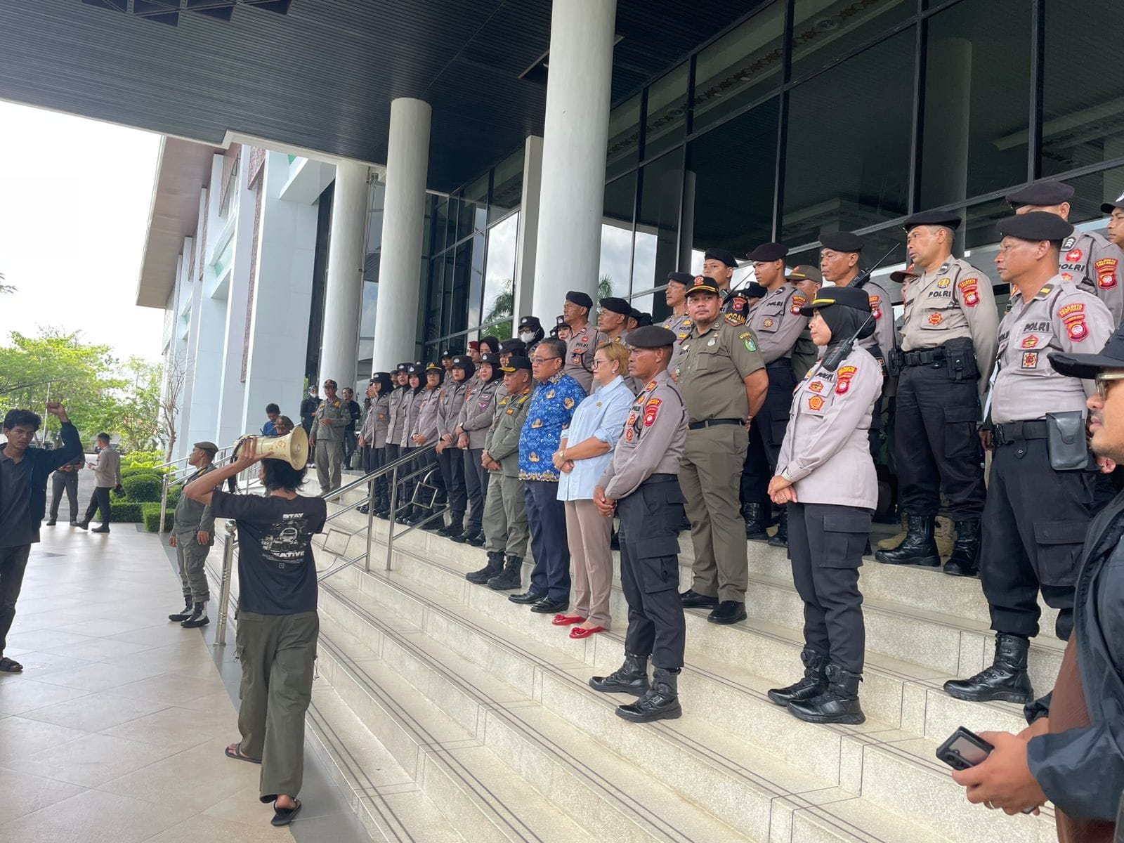 Polresta Pontianak Kawal Aksi SOLMADAPAR di Kantor Gubernur Kalbar Berjalan Aman dan Tertib